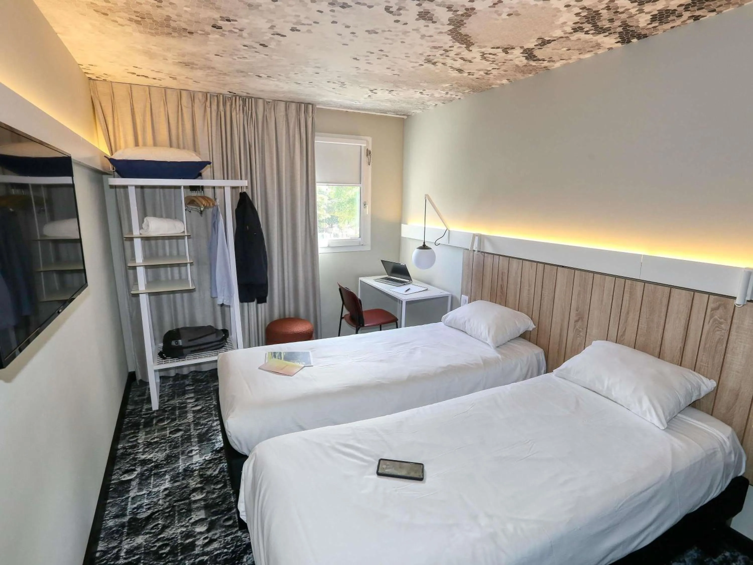 Bedroom, Bed in ibis Biarritz Anglet Aéroport