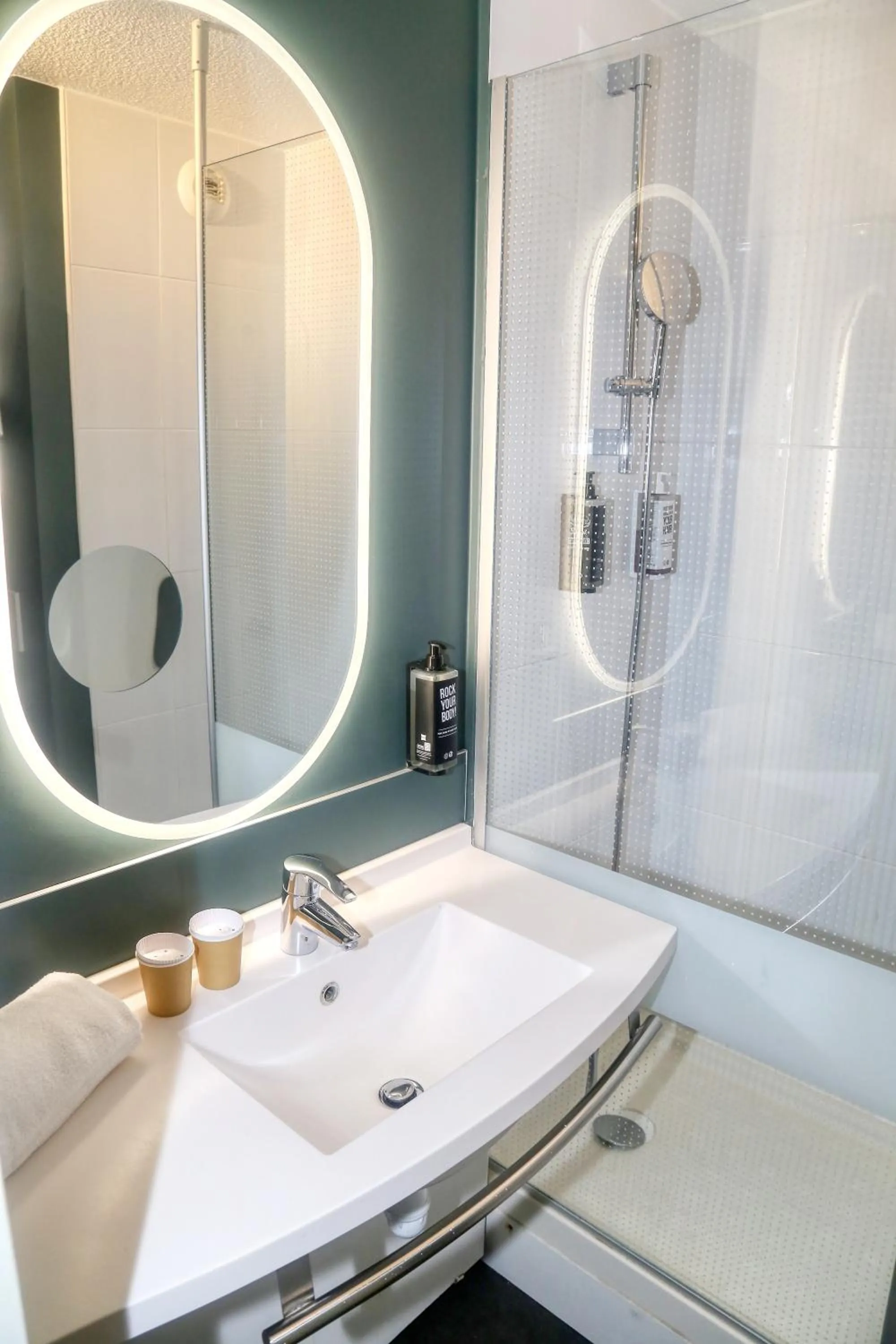 Bathroom in ibis Biarritz Anglet Aéroport