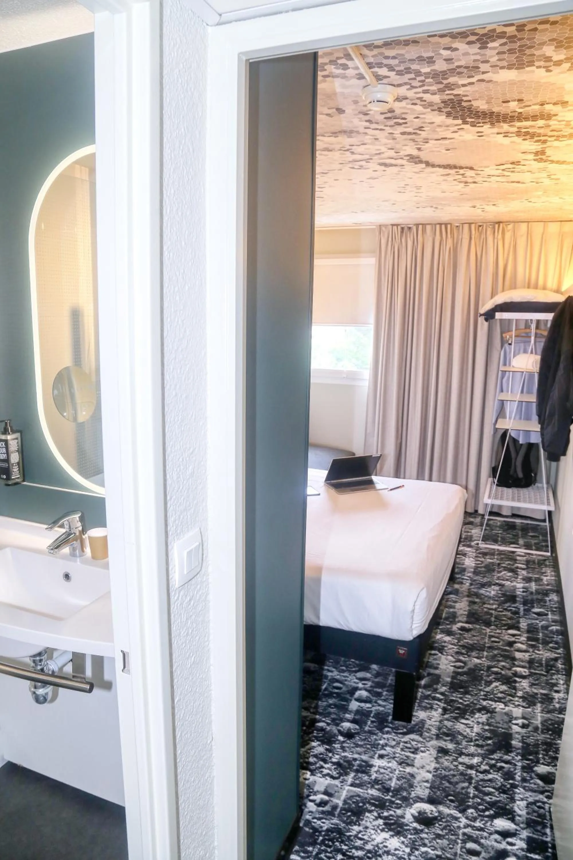 Bedroom, Bed in ibis Biarritz Anglet Aéroport