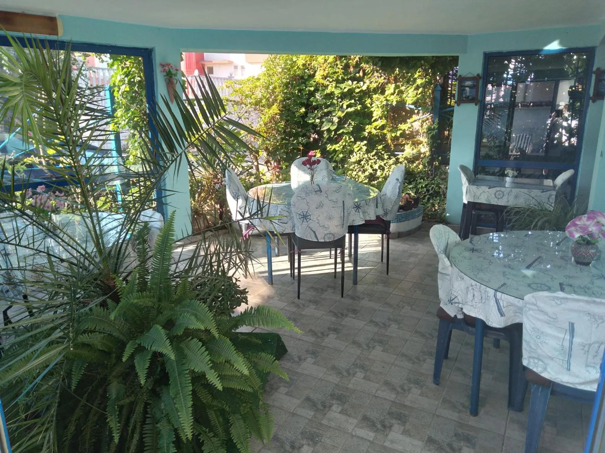 Restaurant/places to eat in Andi Hotel