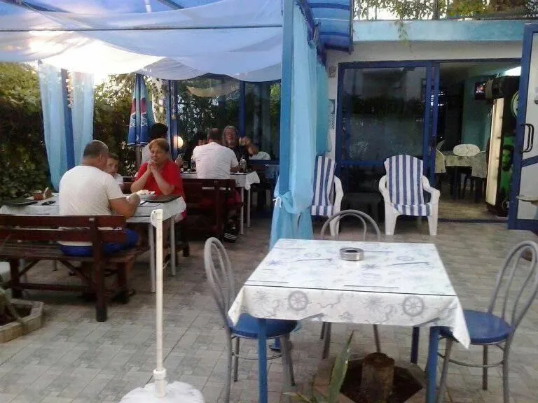 Restaurant/places to eat in Andi Hotel