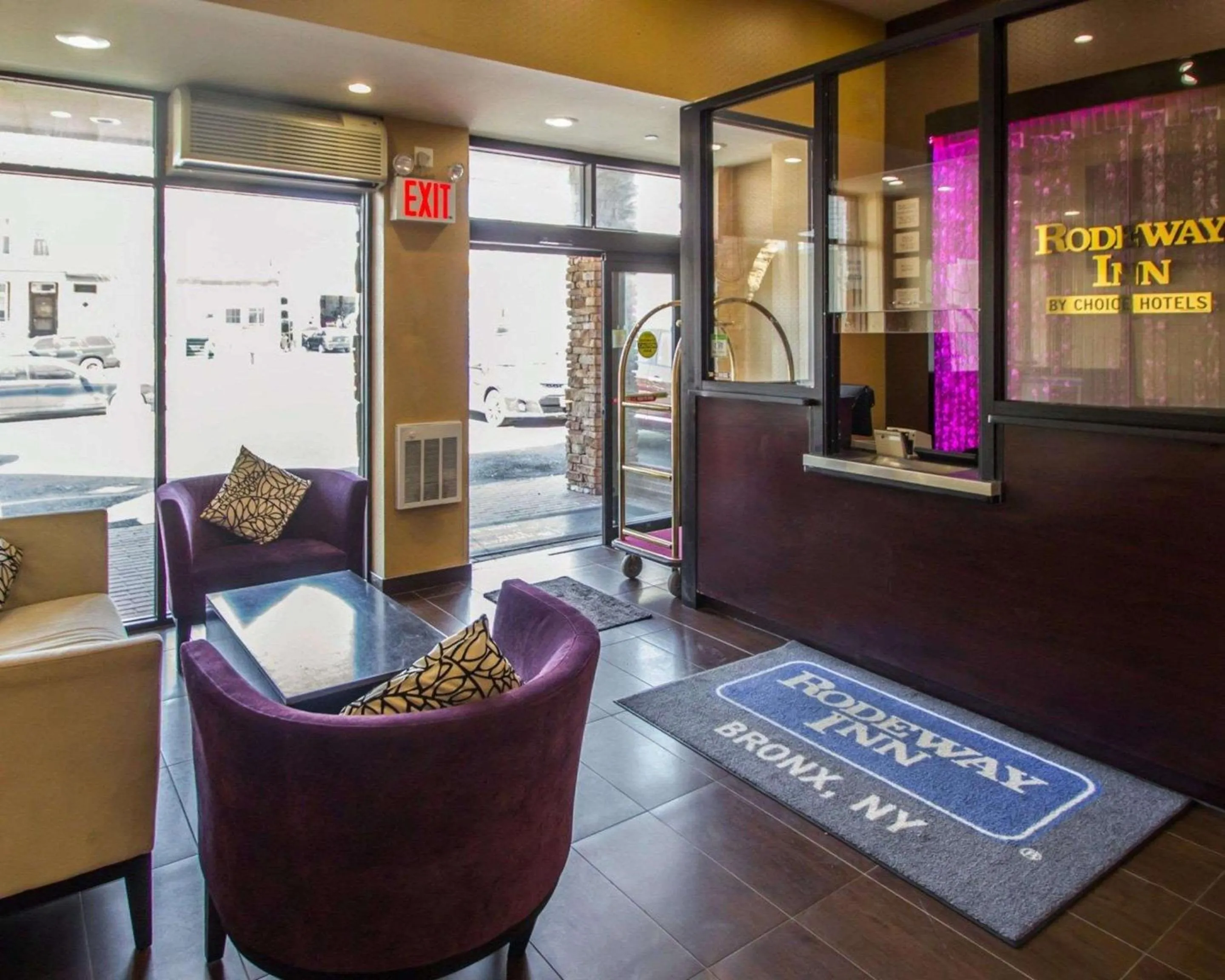 Lobby or reception in Rodeway Inn Bronx Zoo