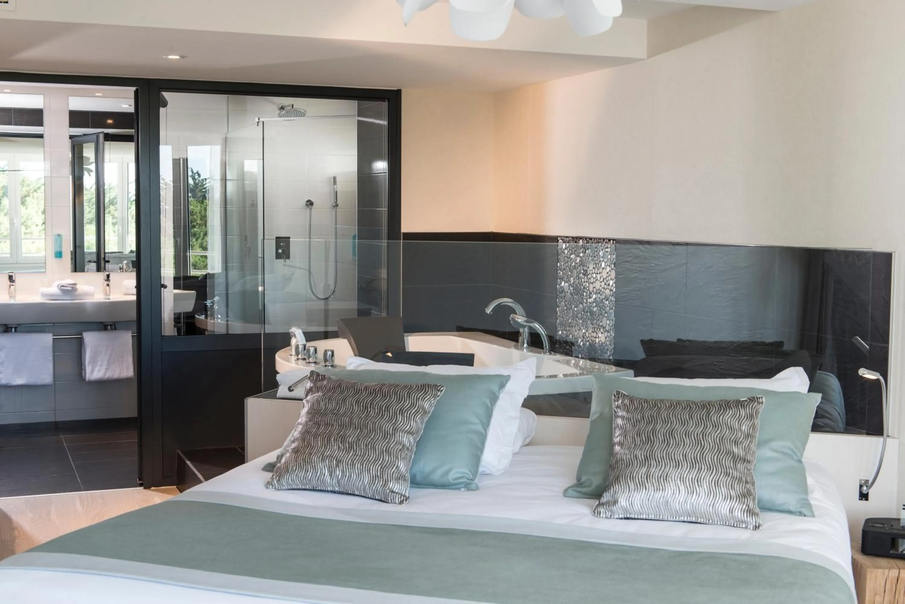 Bed in Hôtel Valdys Thalasso & Spa - les Pins