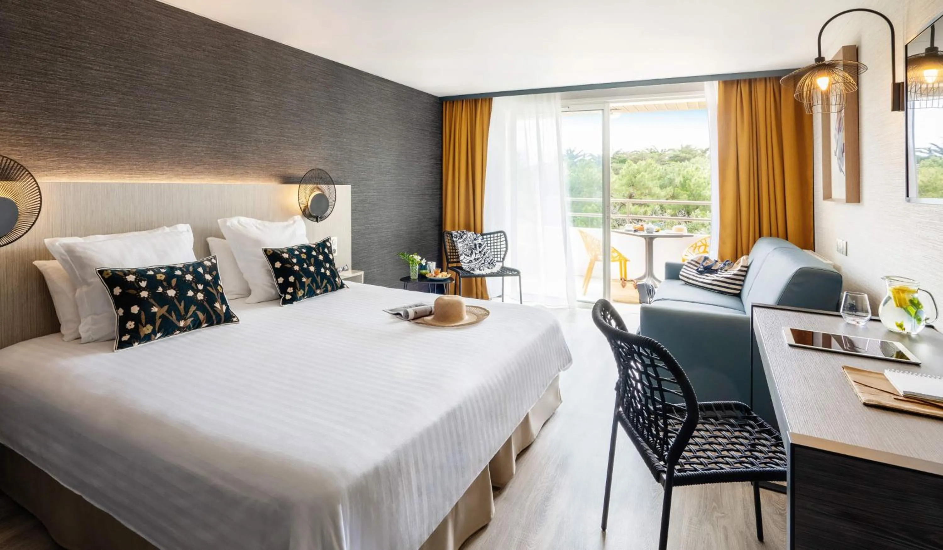 Bed in Hôtel Valdys Thalasso & Spa - les Pins