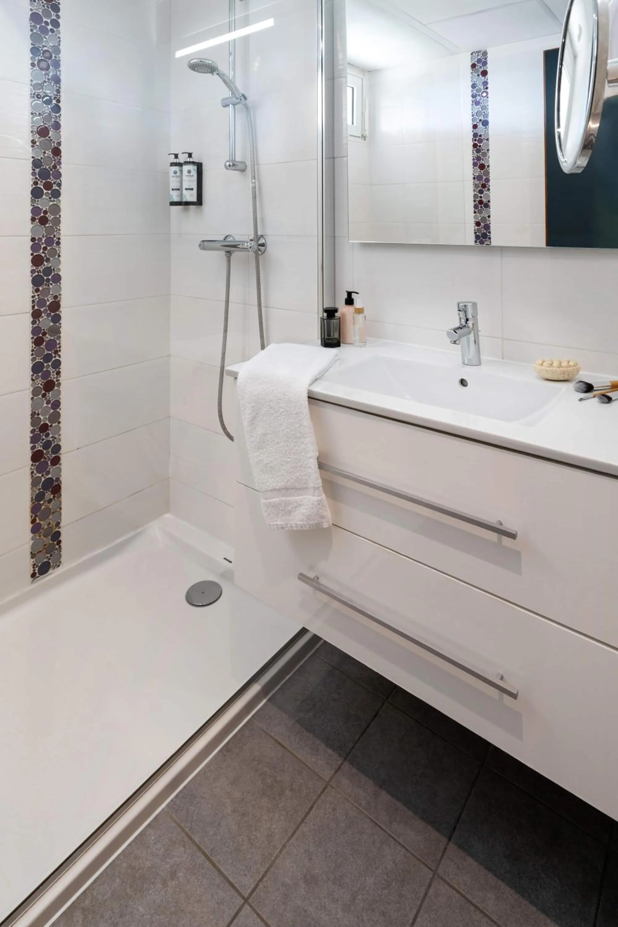 Shower in Hôtel Valdys Thalasso & Spa - les Pins