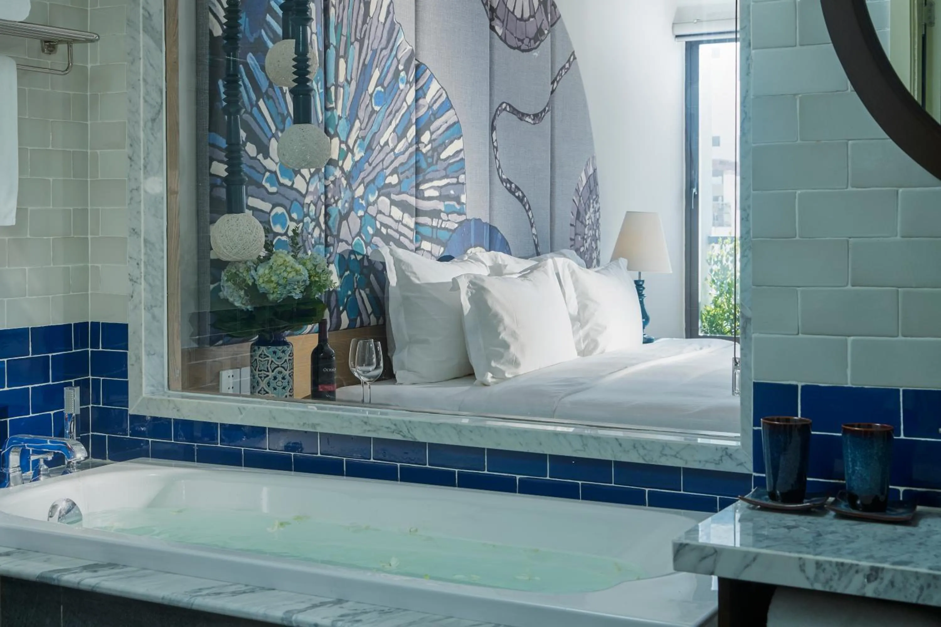 Bathroom, Bed in Sofiana My Khe Hotel & Spa - Rooftop Pool Bar - Free Craft Beer and 20 minute Spa per Room