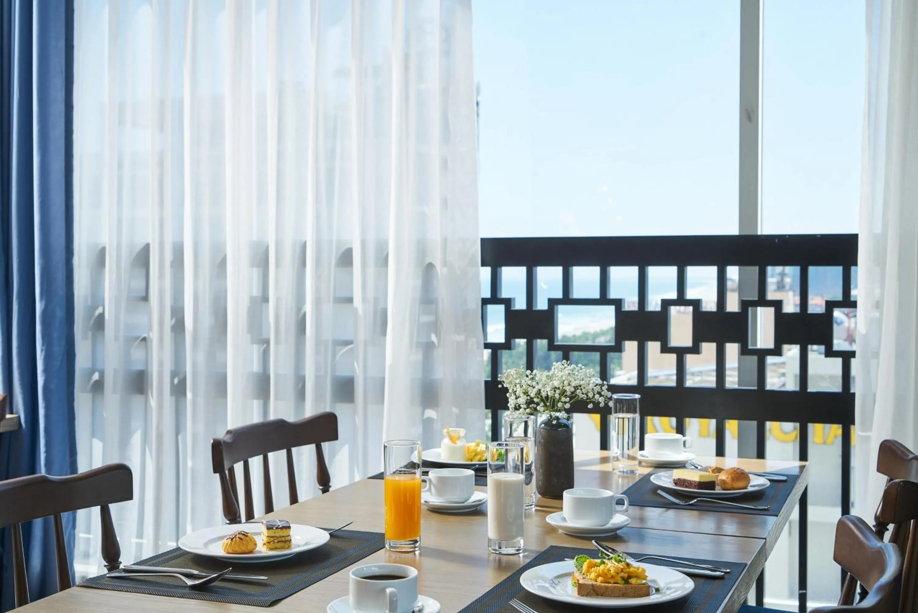 Restaurant/places to eat in Sofiana My Khe Hotel & Spa - Rooftop Pool Bar - Free Craft Beer and 20 minute Spa per Room