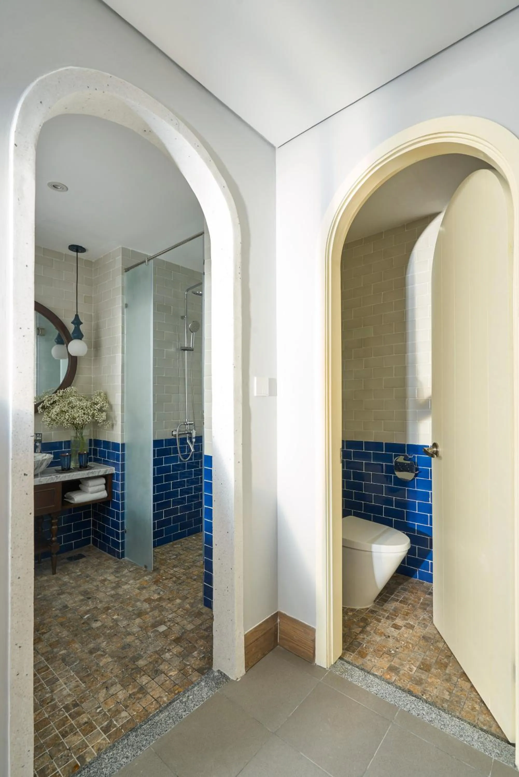 Bathroom, Bed in Sofiana My Khe Hotel & Spa - Rooftop Pool Bar - Free Craft Beer and 20 minute Spa per Room