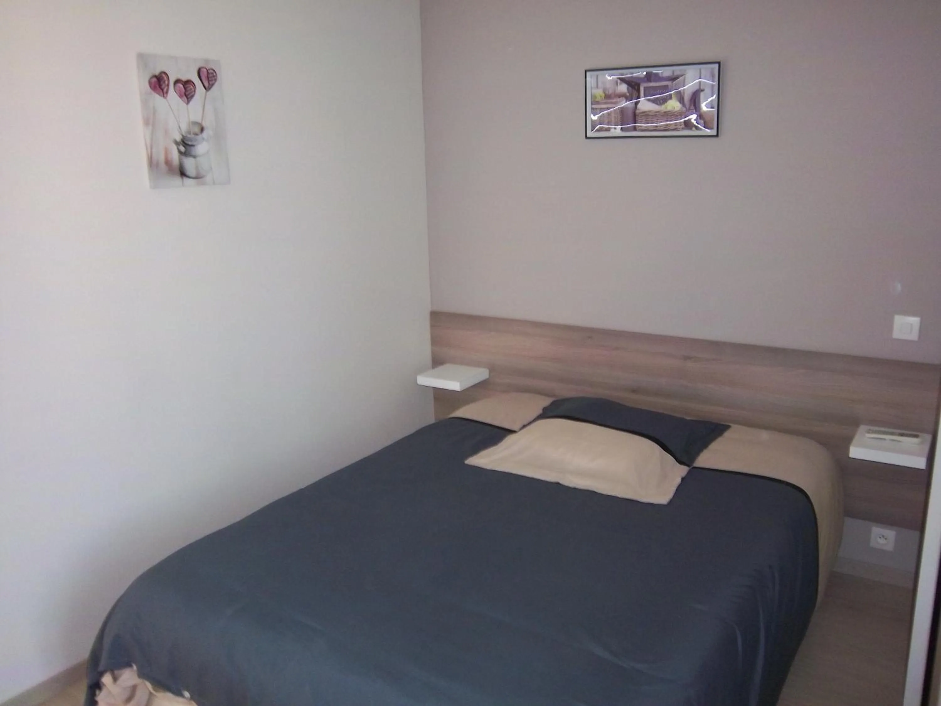 Photo of the whole room, Bed in Hotel Le Colbert epernay