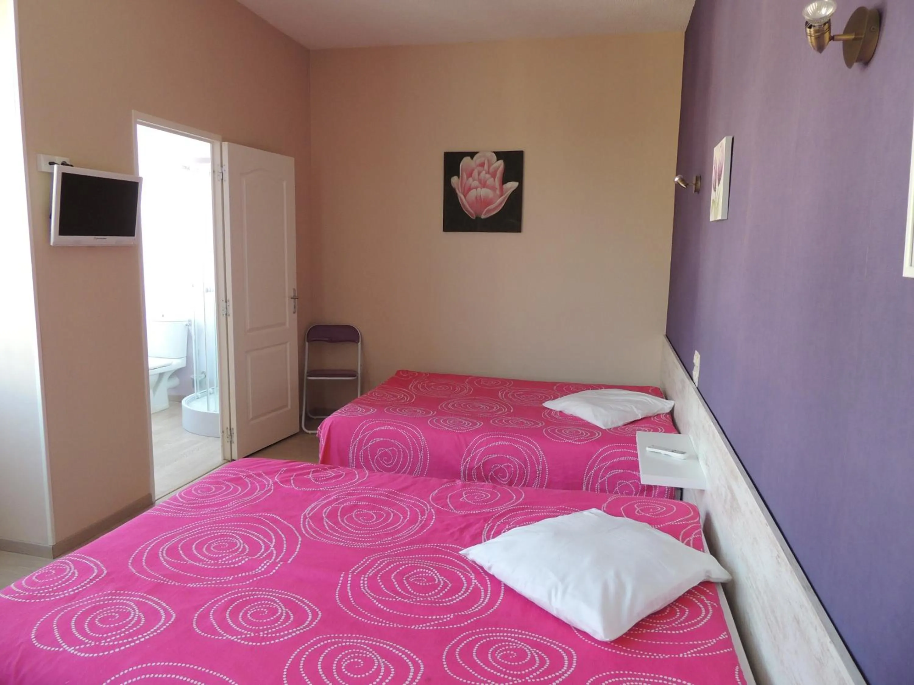 Photo of the whole room, Bed in Hotel Le Colbert epernay