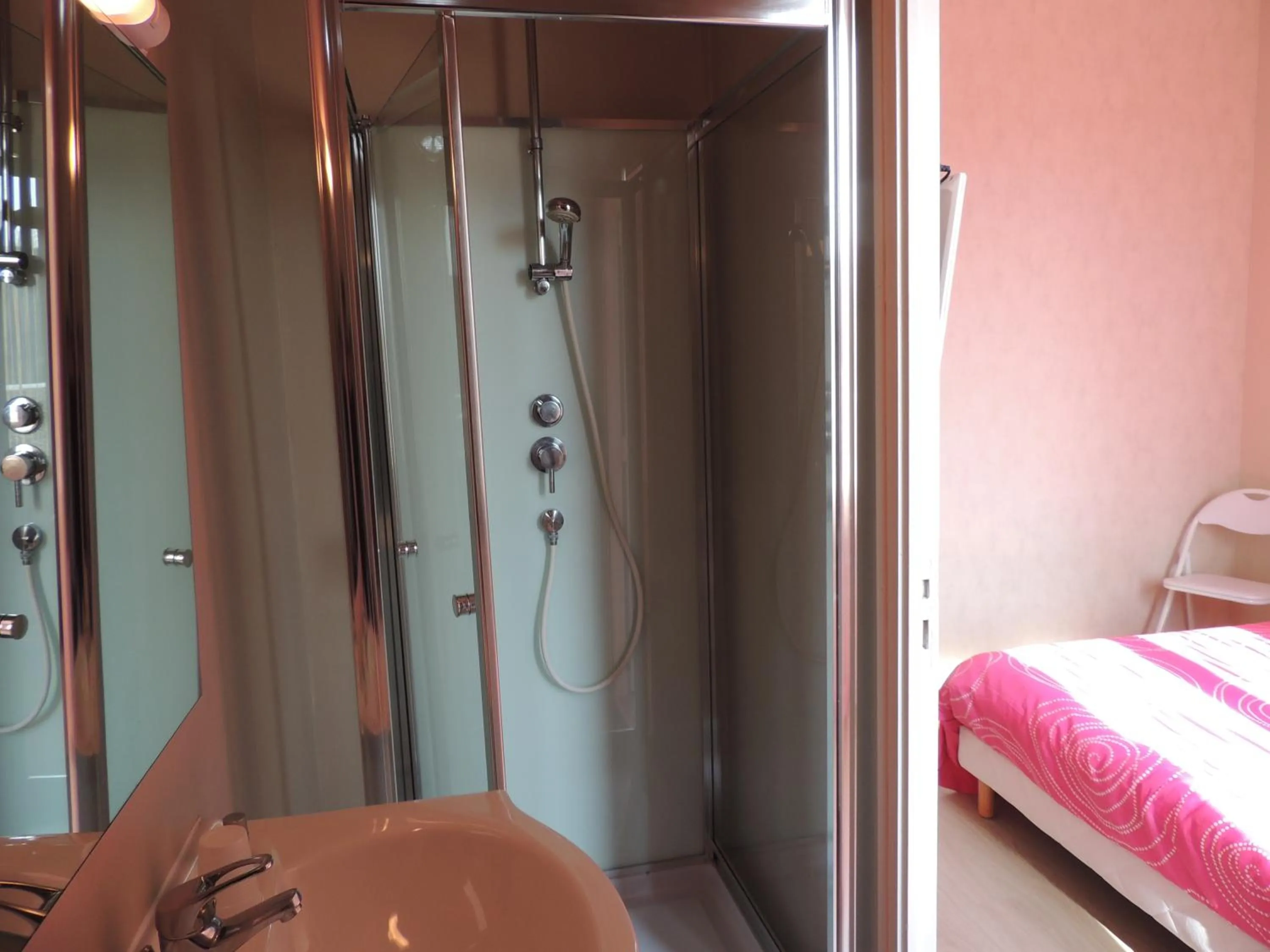 Bathroom, Bed in Hotel Le Colbert epernay