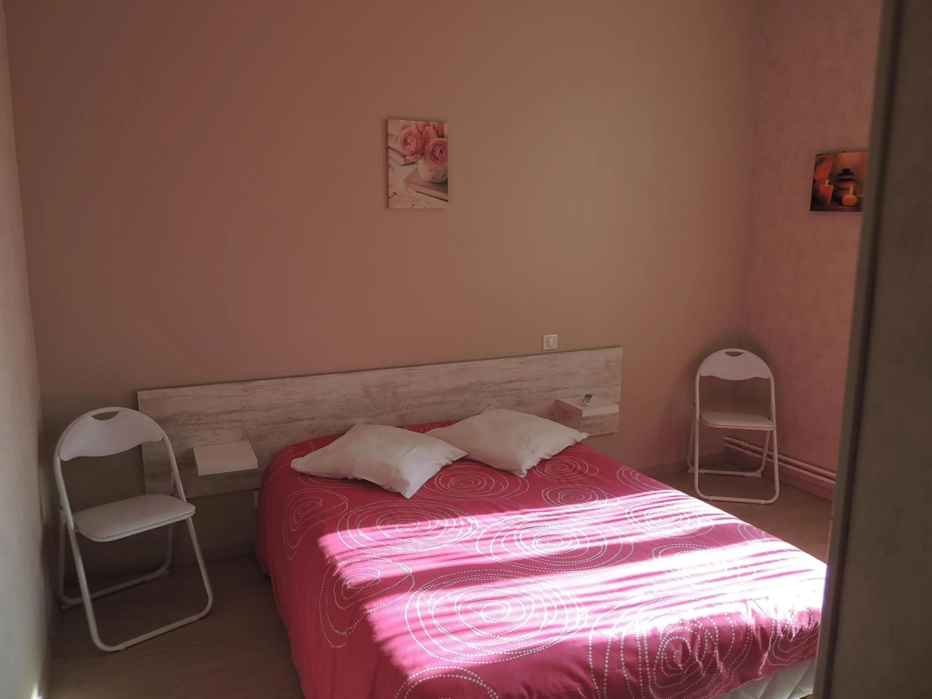 Photo of the whole room, Bed in Hotel Le Colbert epernay