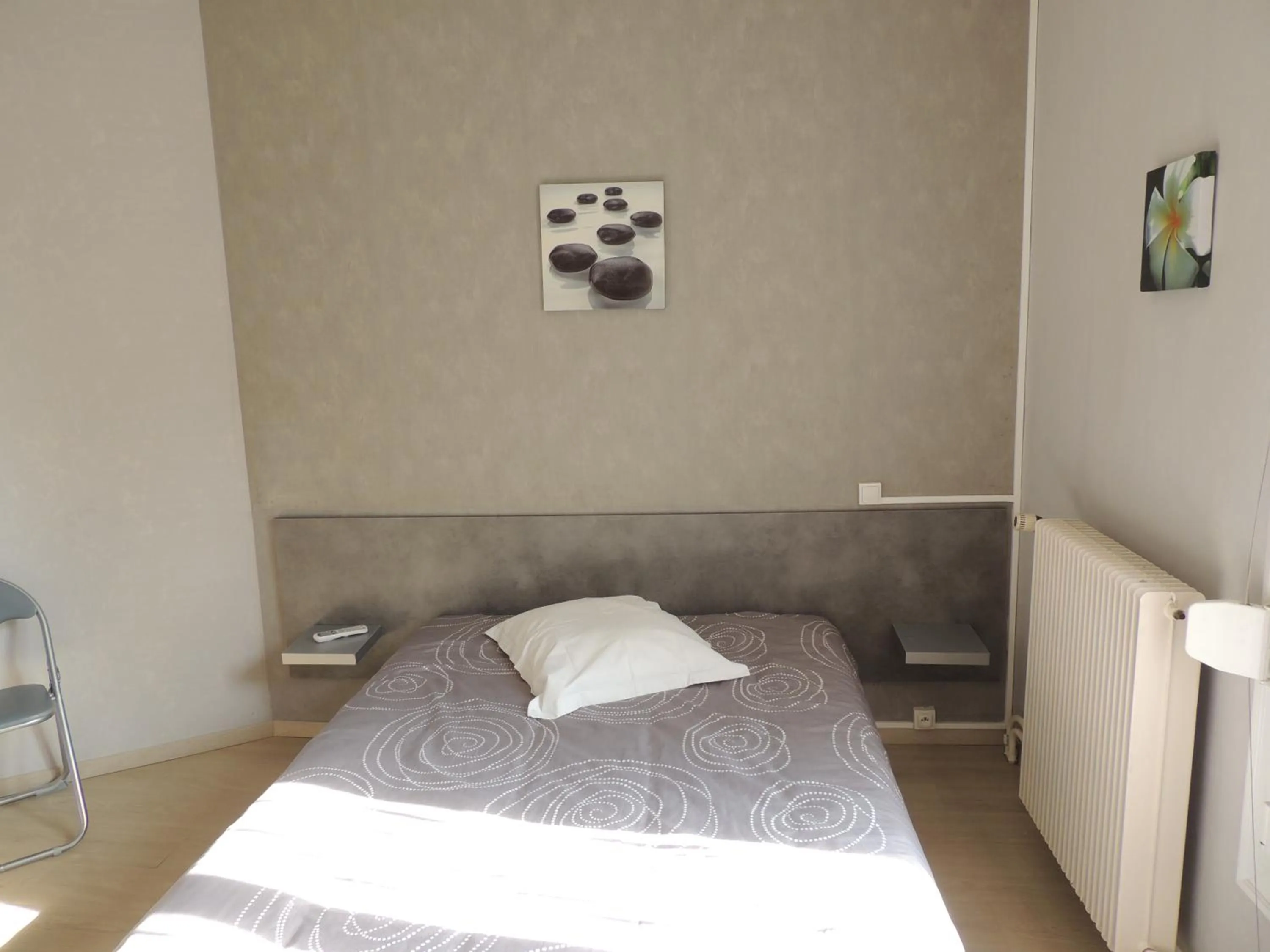 Photo of the whole room, Bed in Hotel Le Colbert epernay