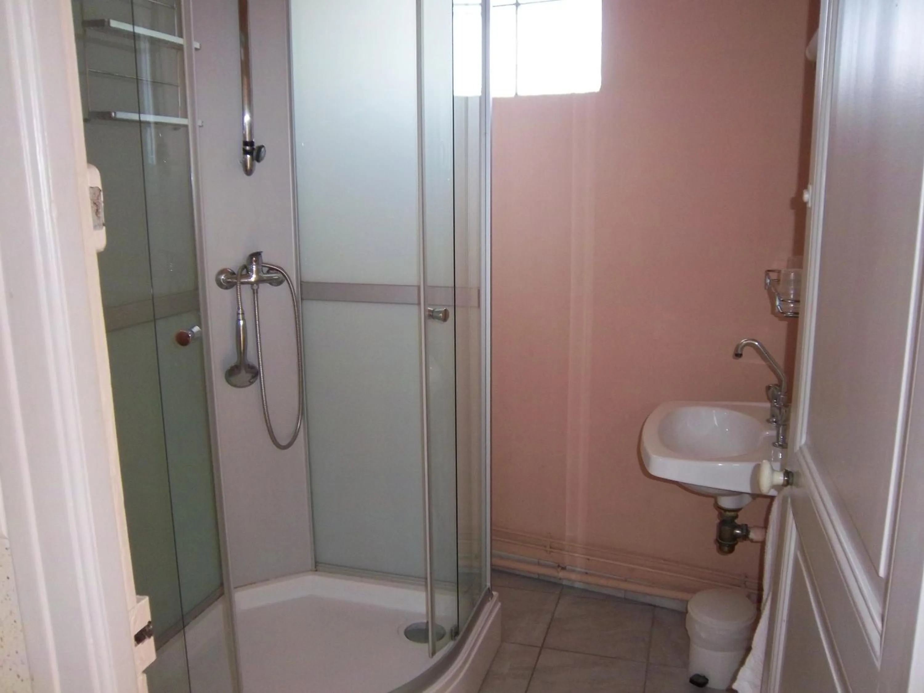 Shower in Hotel Le Colbert epernay