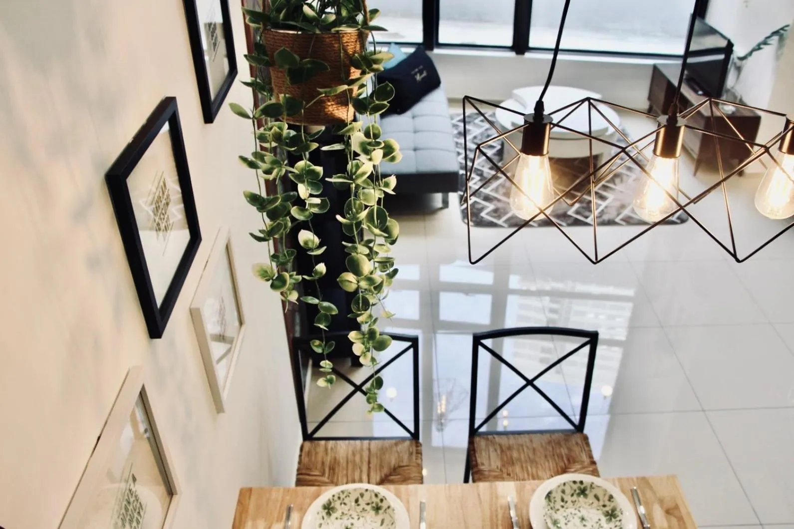 Living room in EkoCheras Suite by MOKA