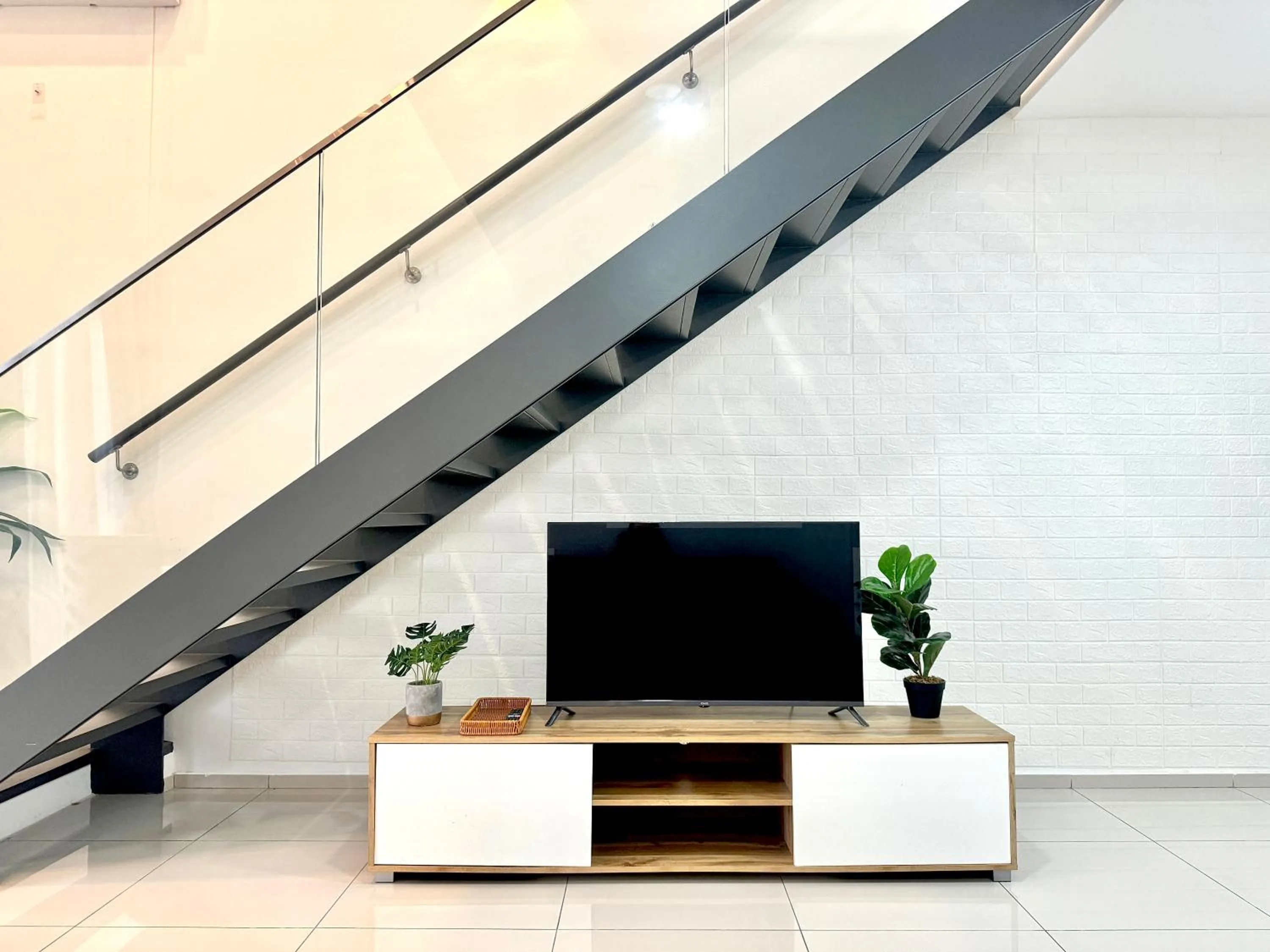 Communal lounge/ TV room in EkoCheras Suite by MOKA