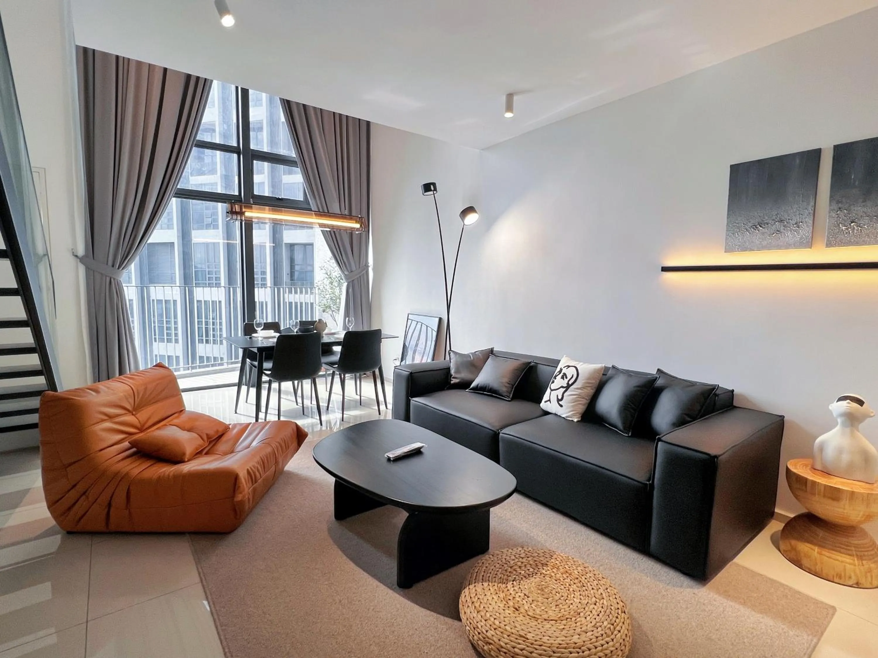 Living room in EkoCheras Suite by MOKA