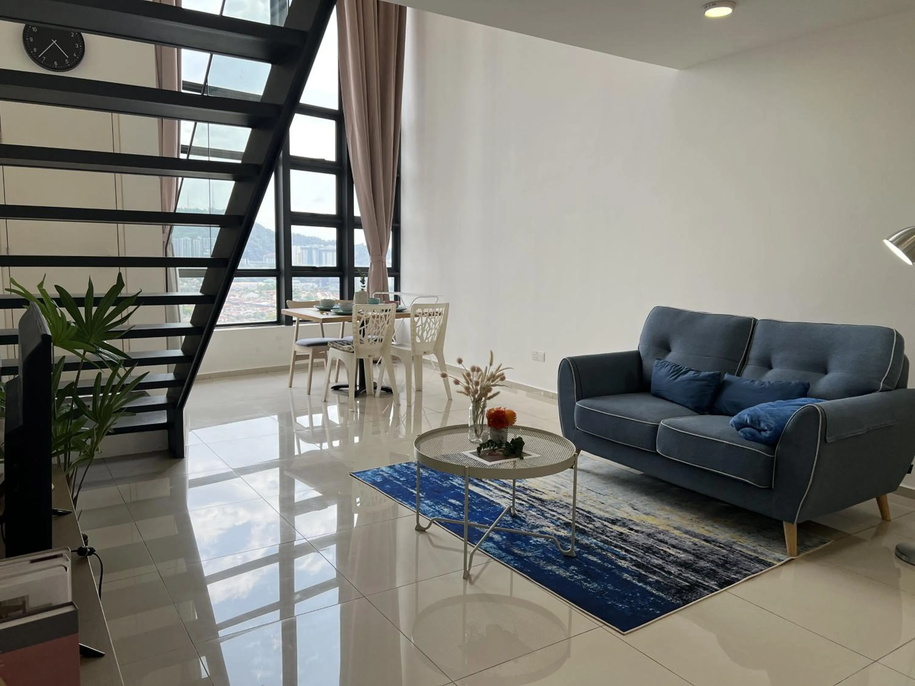 Living room in EkoCheras Suite by MOKA