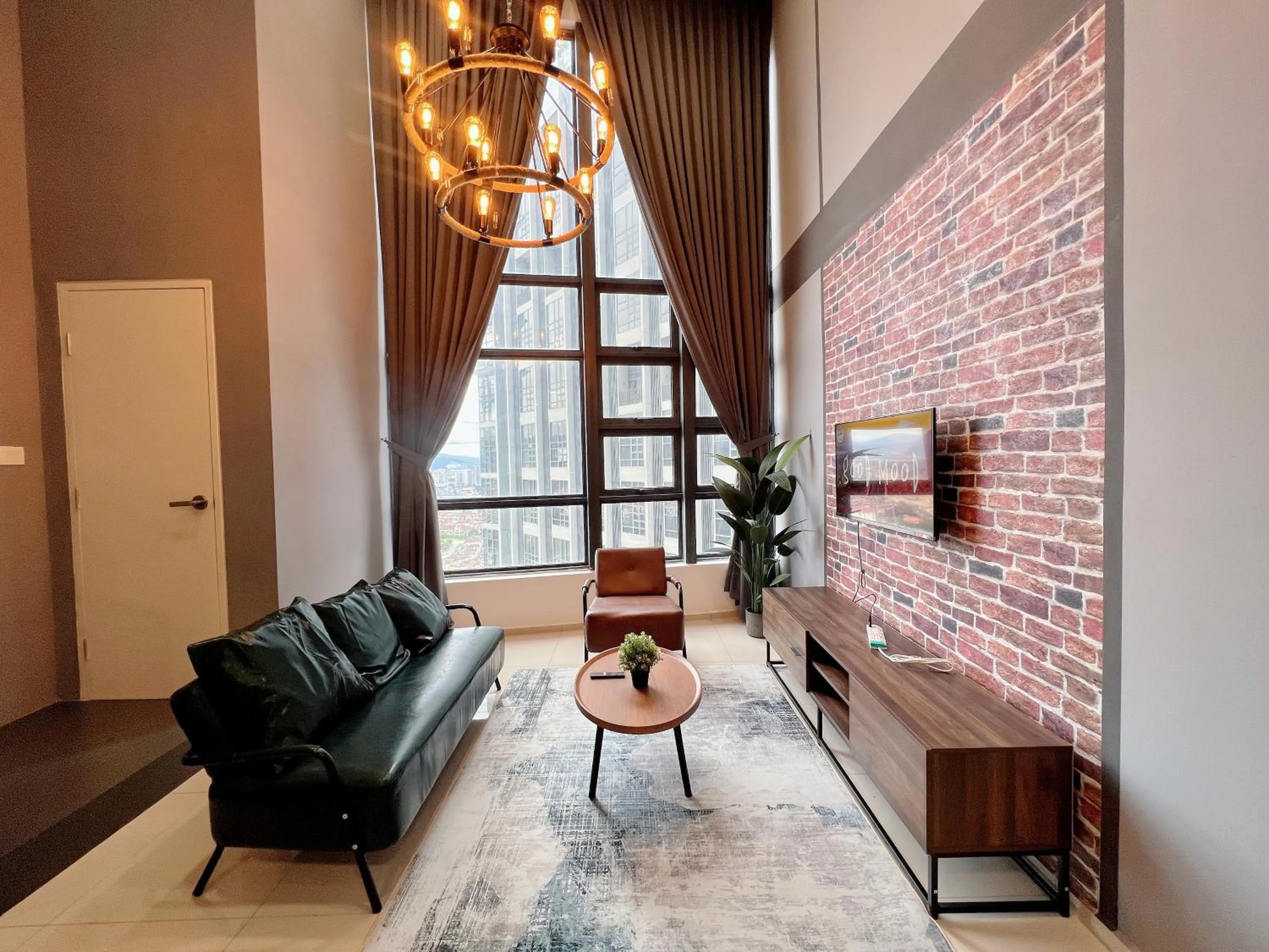 Living room in EkoCheras Suite by MOKA