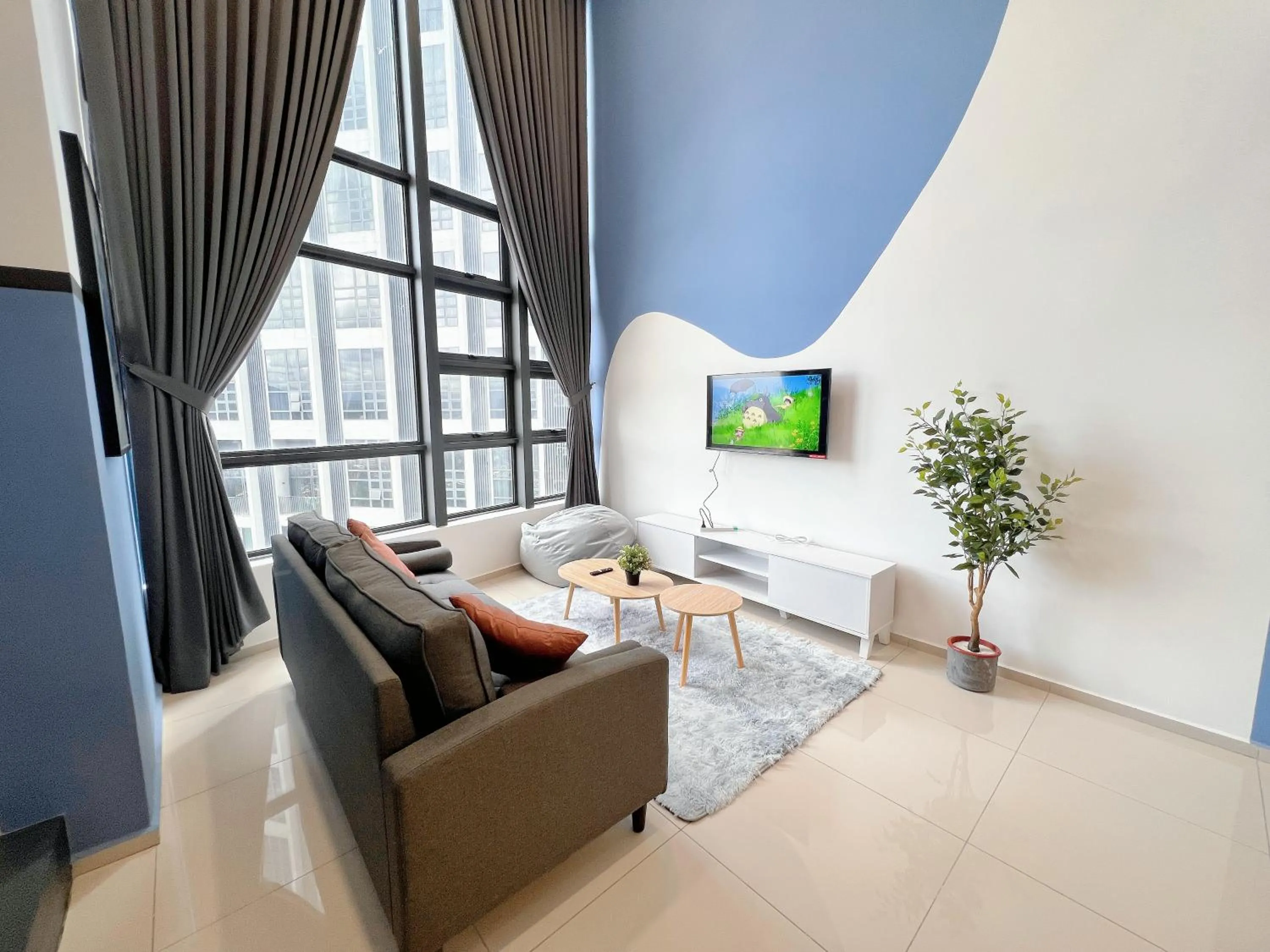 Living room in EkoCheras Suite by MOKA