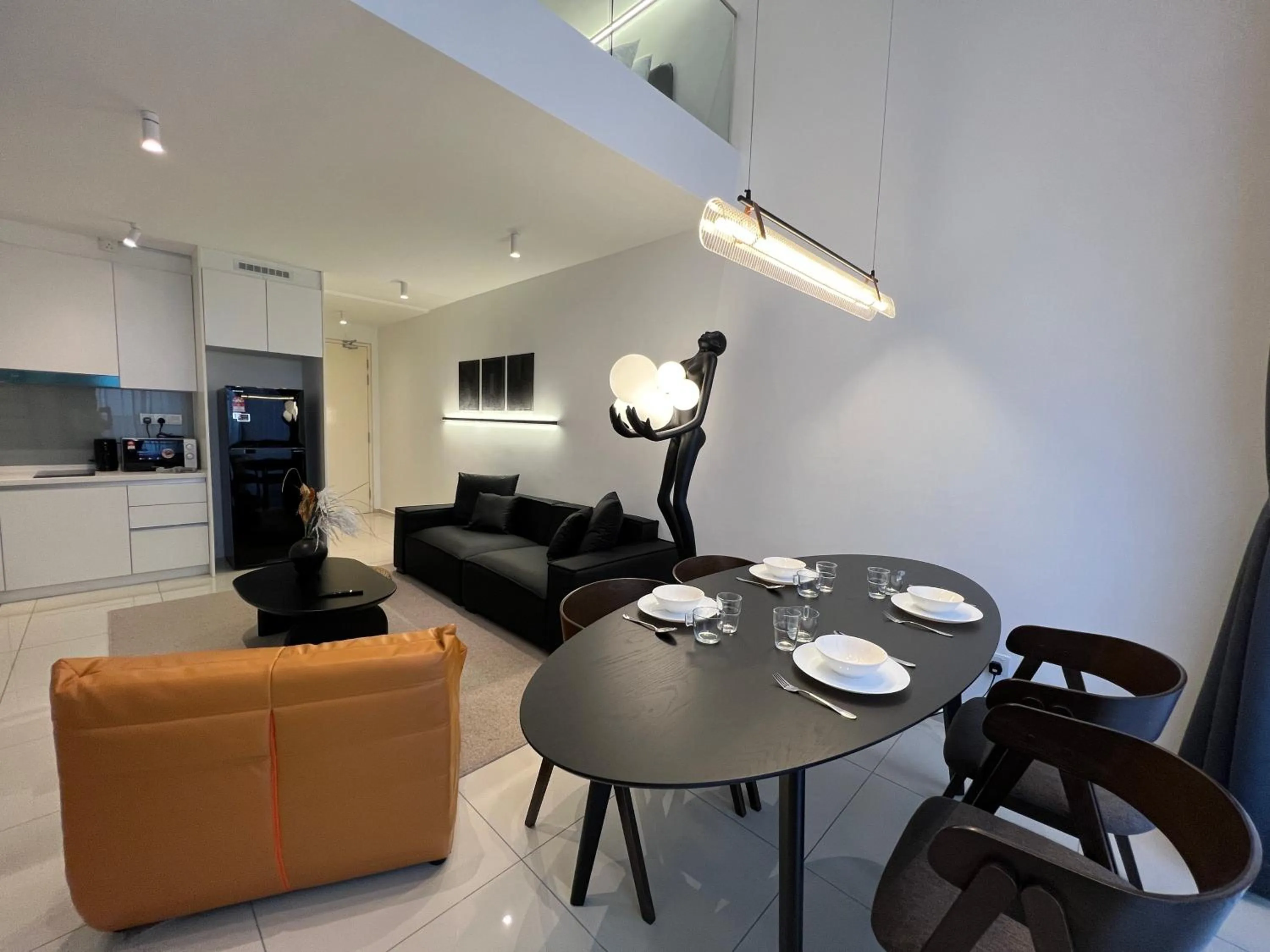 Living room in EkoCheras Suite by MOKA