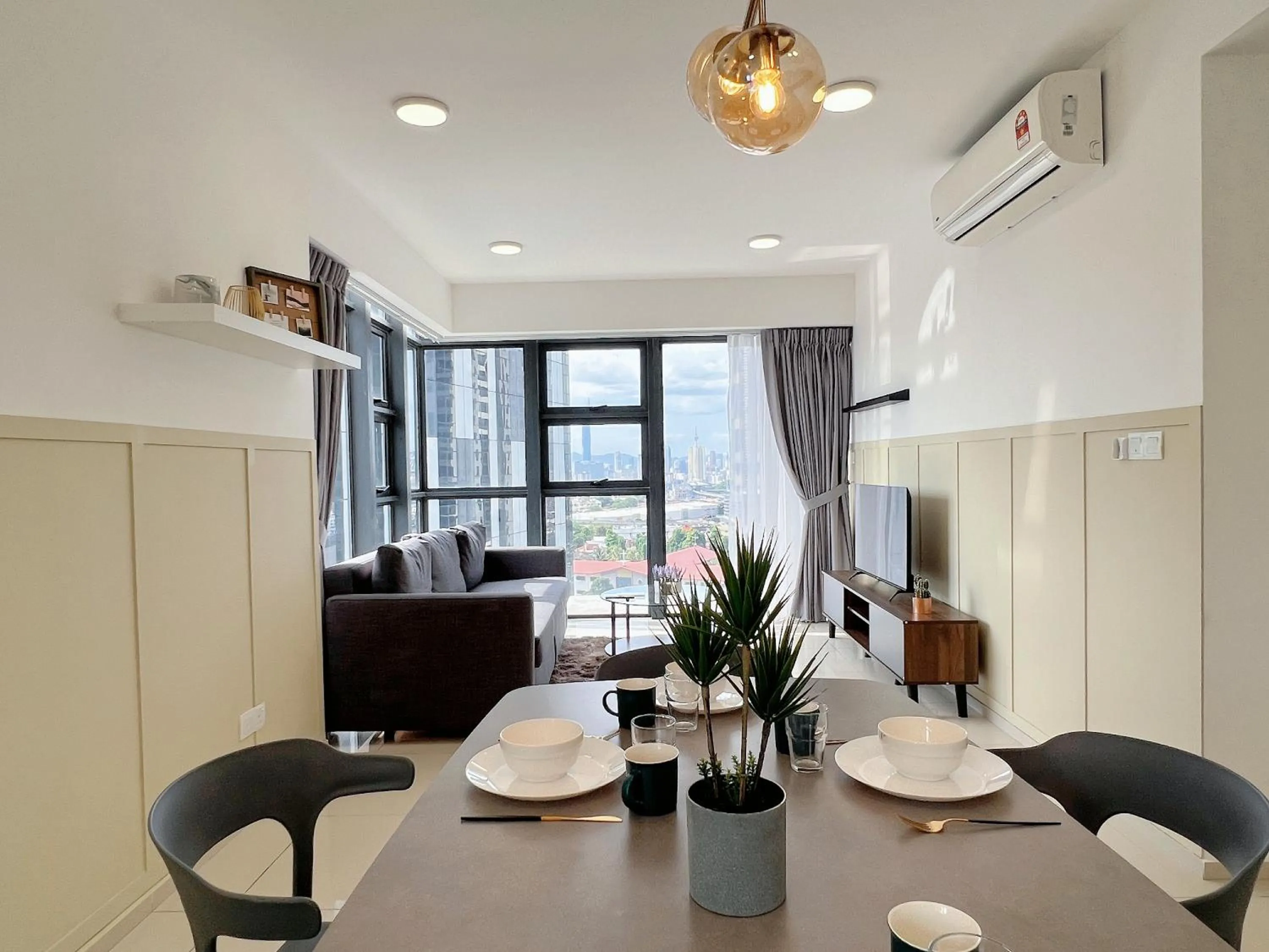 Living room in EkoCheras Suite by MOKA