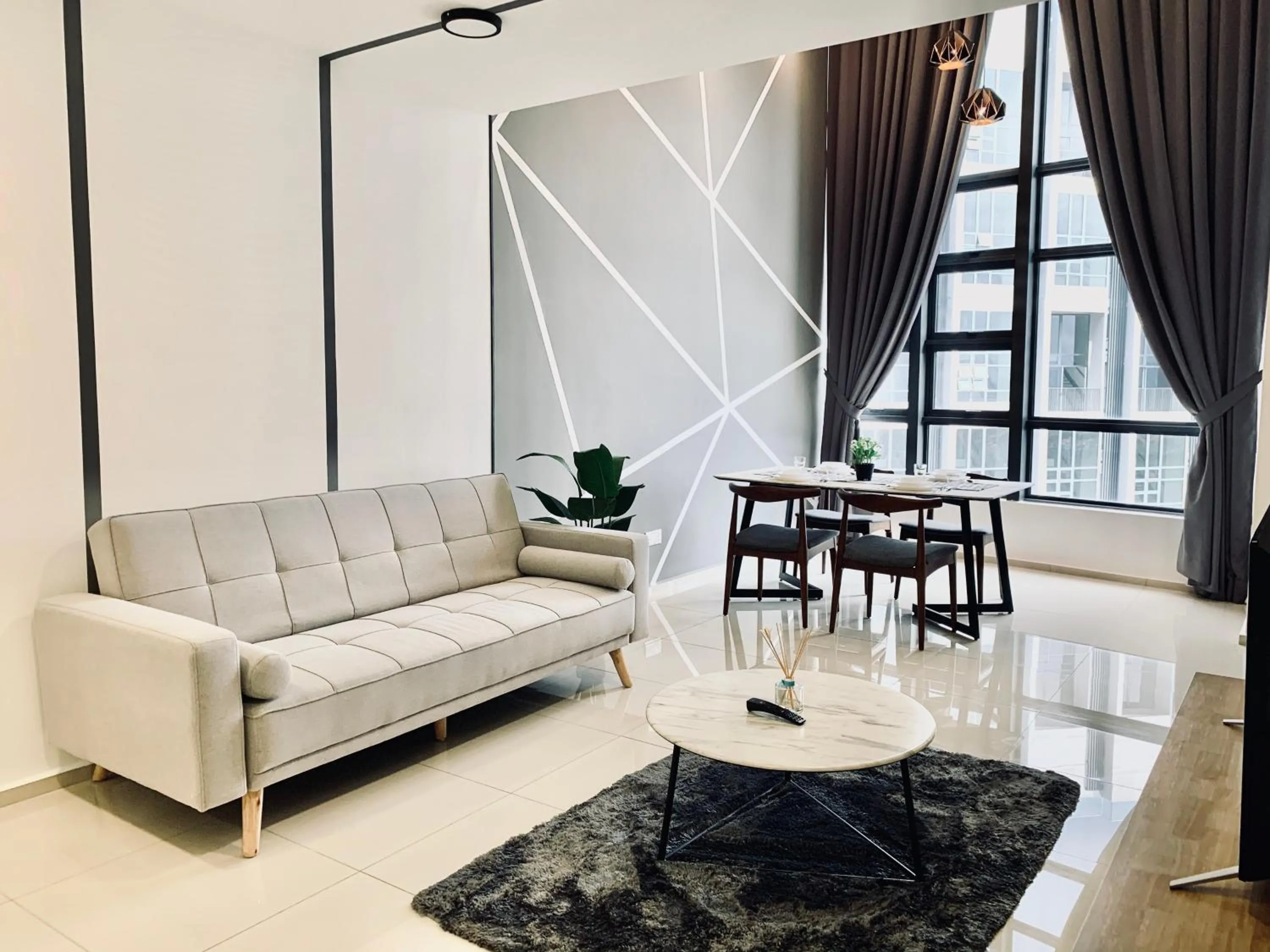 Living room in EkoCheras Suite by MOKA