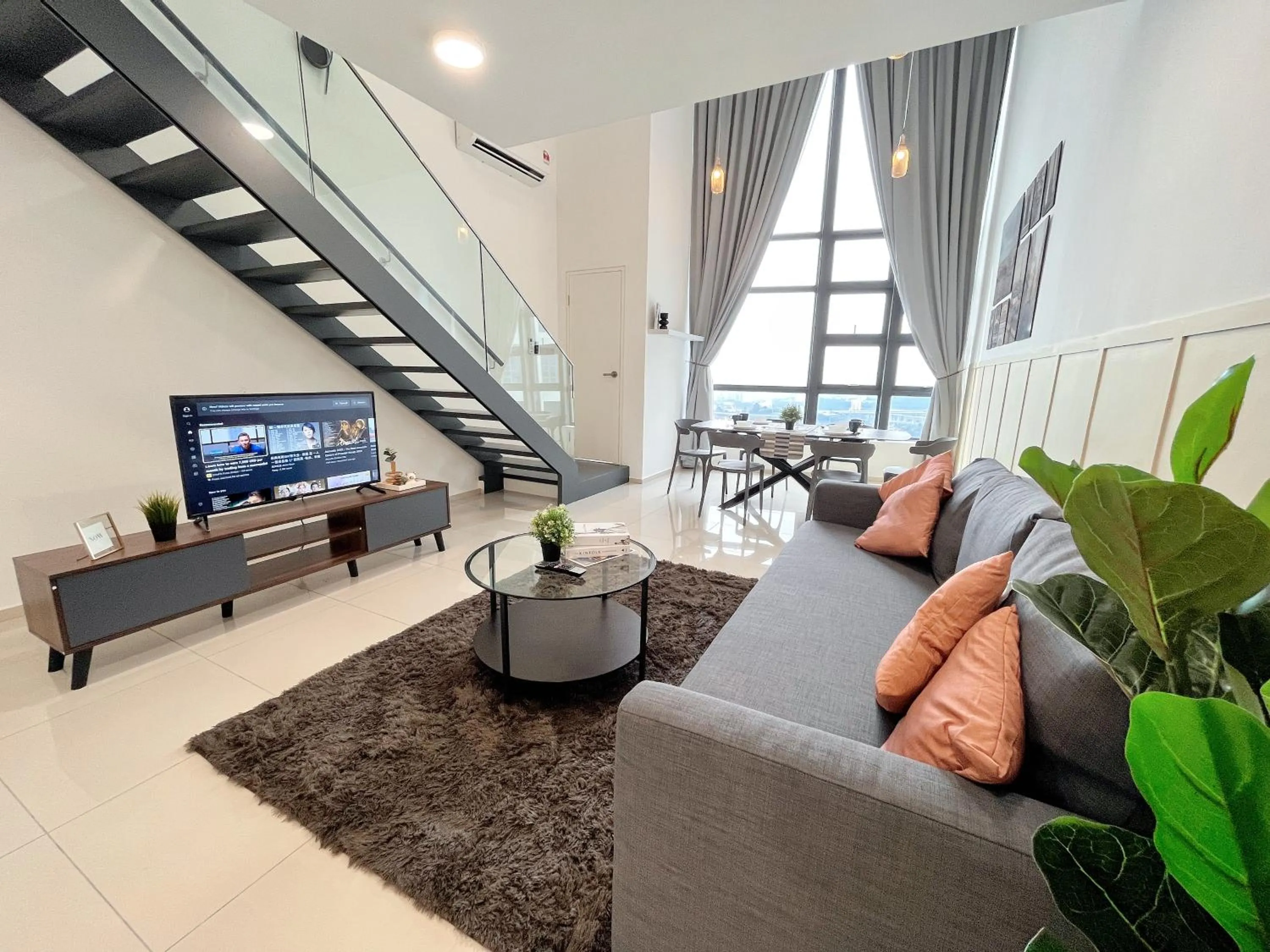 Living room in EkoCheras Suite by MOKA