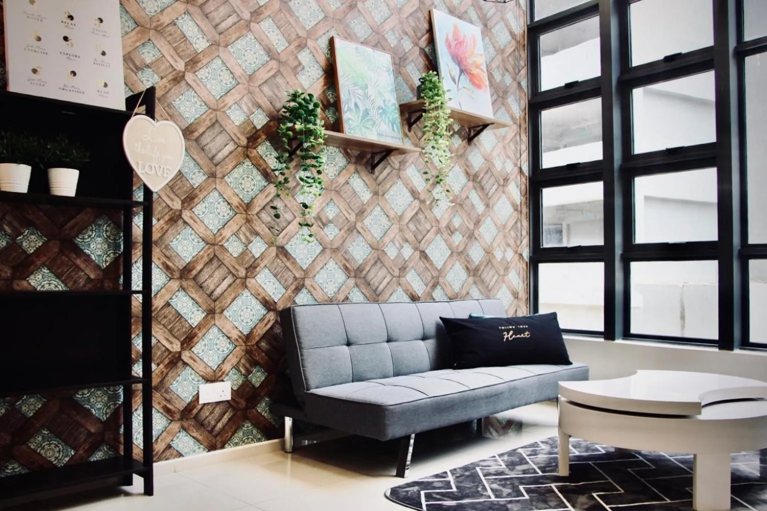 Living room in EkoCheras Suite by MOKA