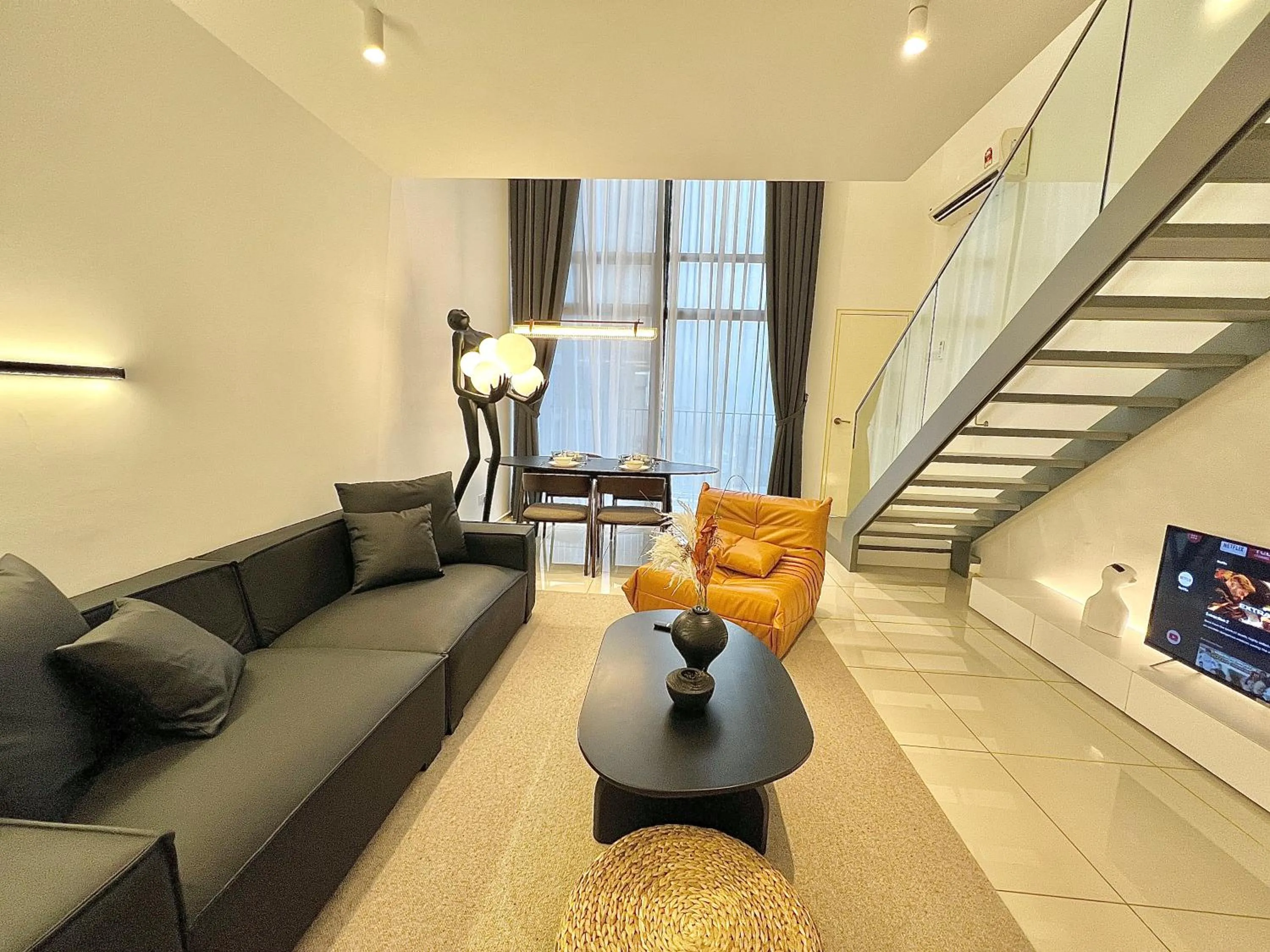 Living room in EkoCheras Suite by MOKA