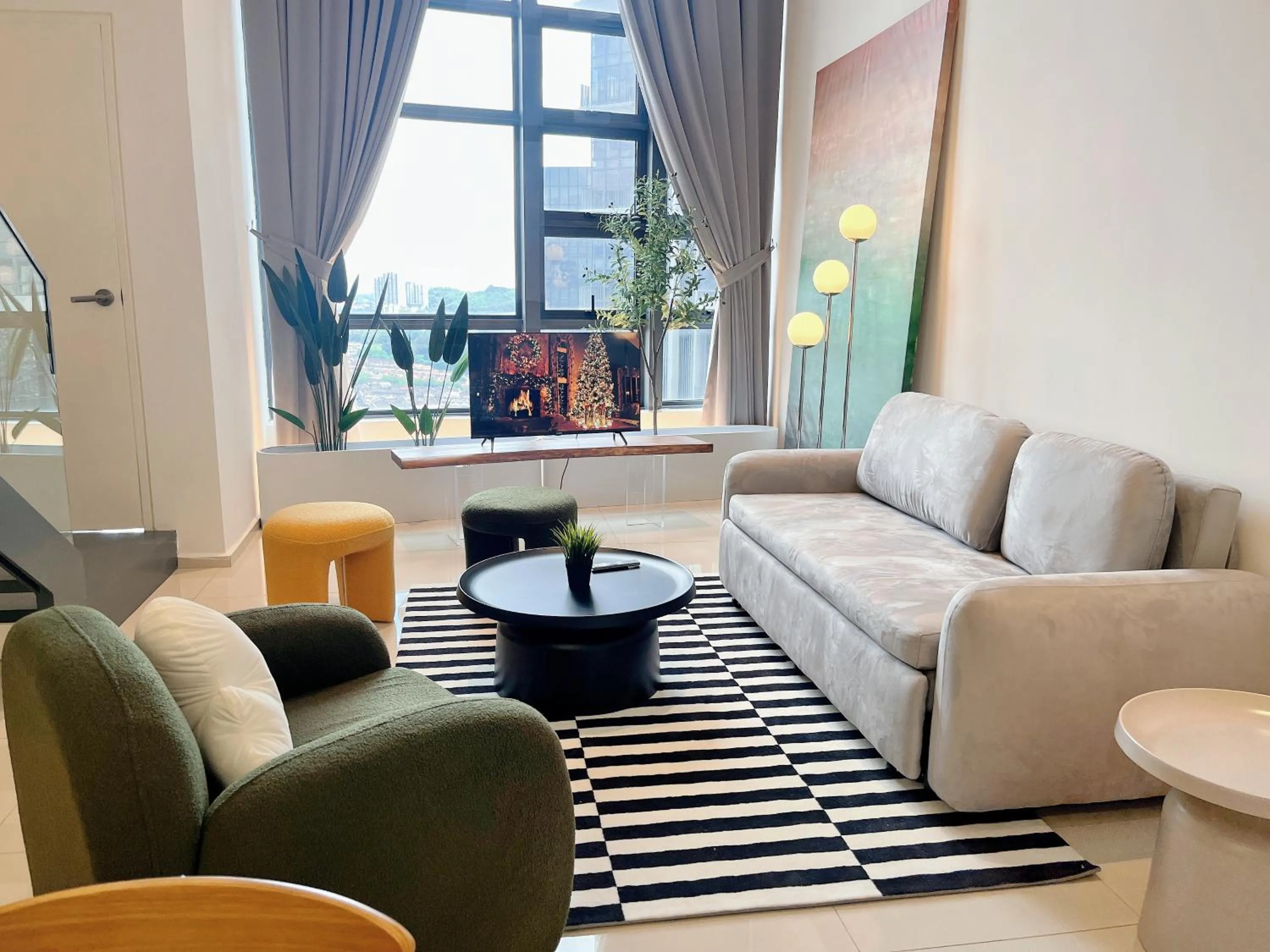 Living room in EkoCheras Suite by MOKA