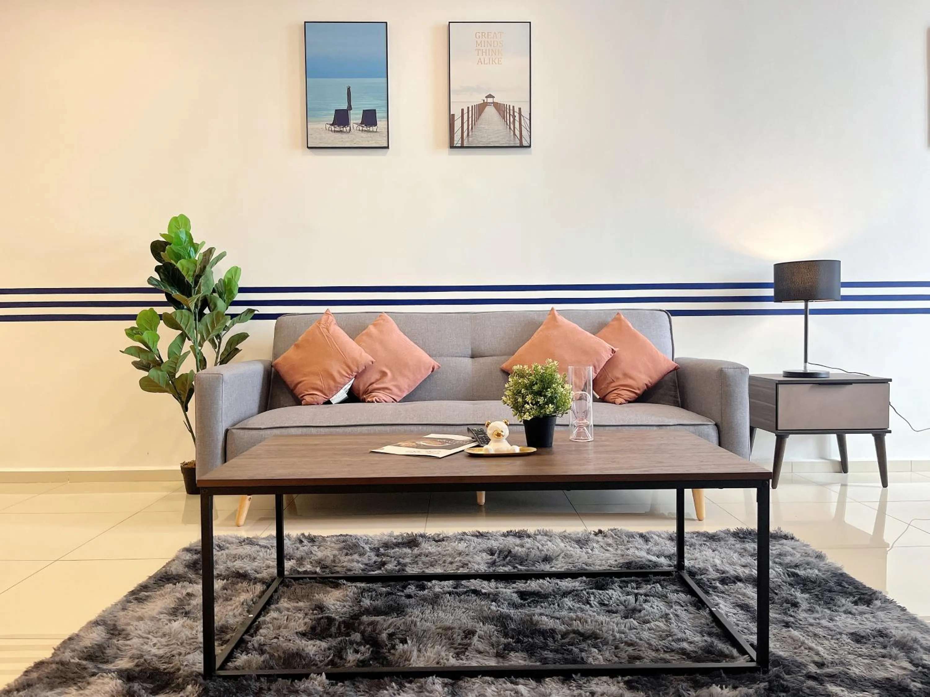 Living room in EkoCheras Suite by MOKA