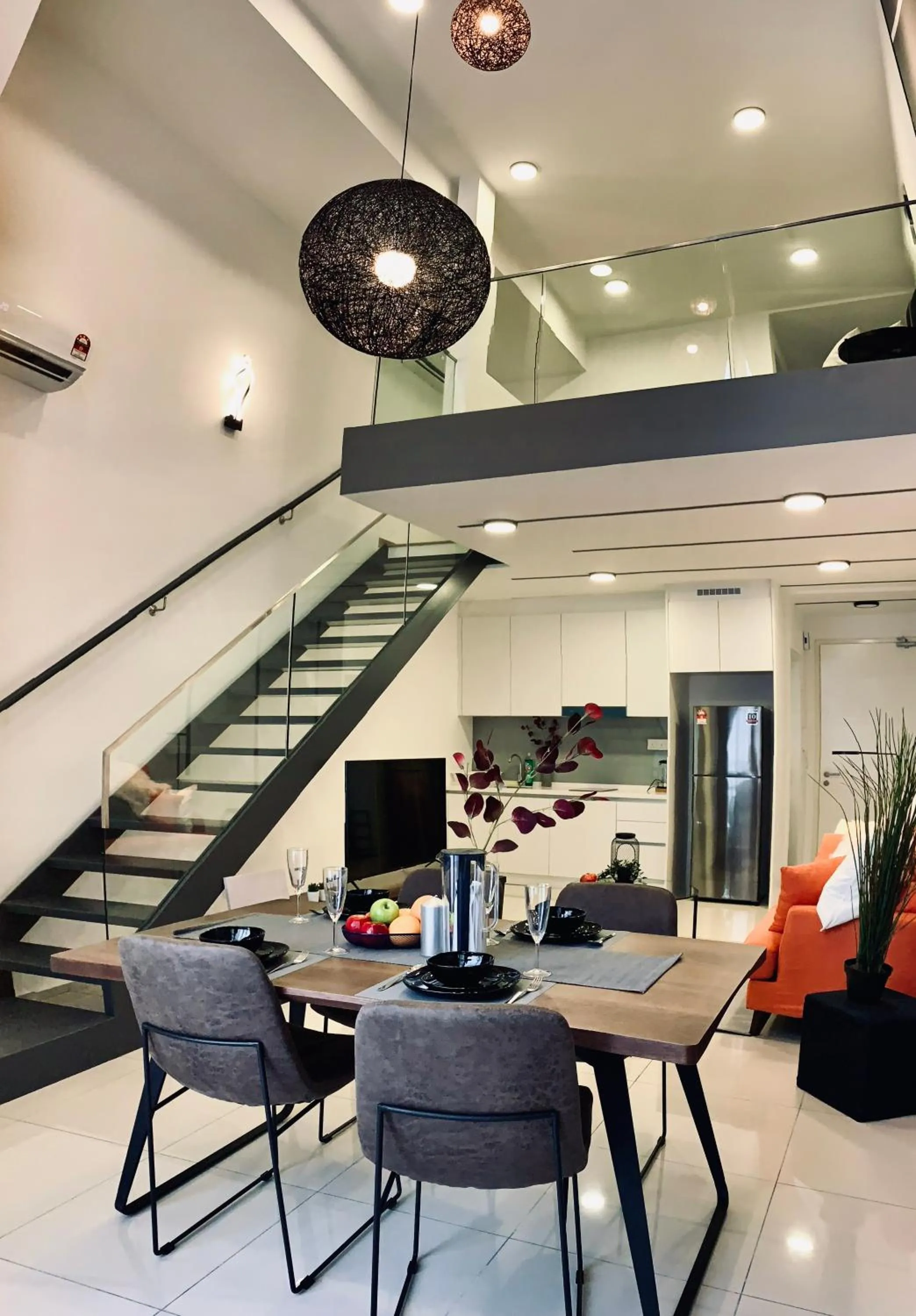 Living room in EkoCheras Suite by MOKA