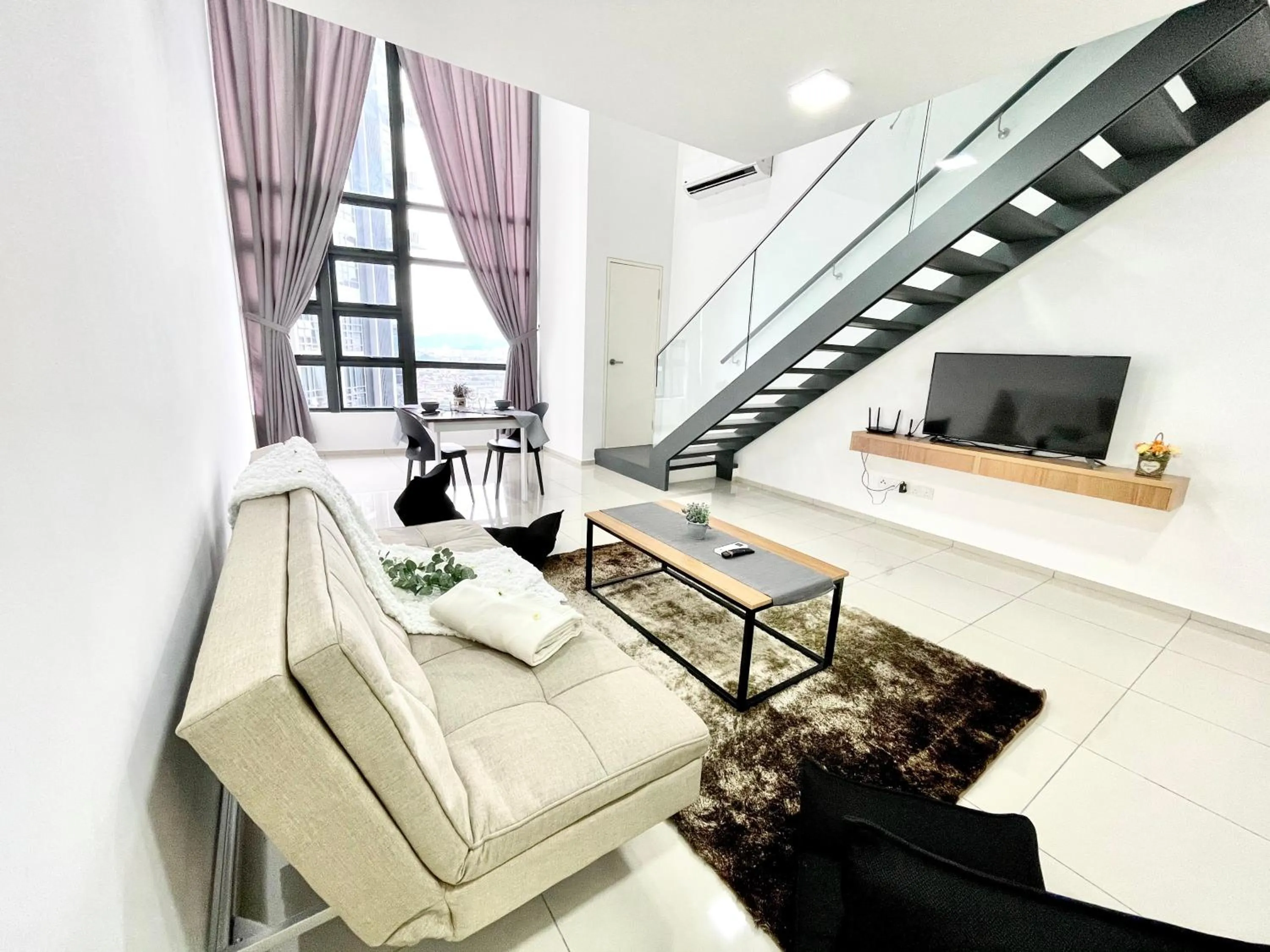 Living room in EkoCheras Suite by MOKA