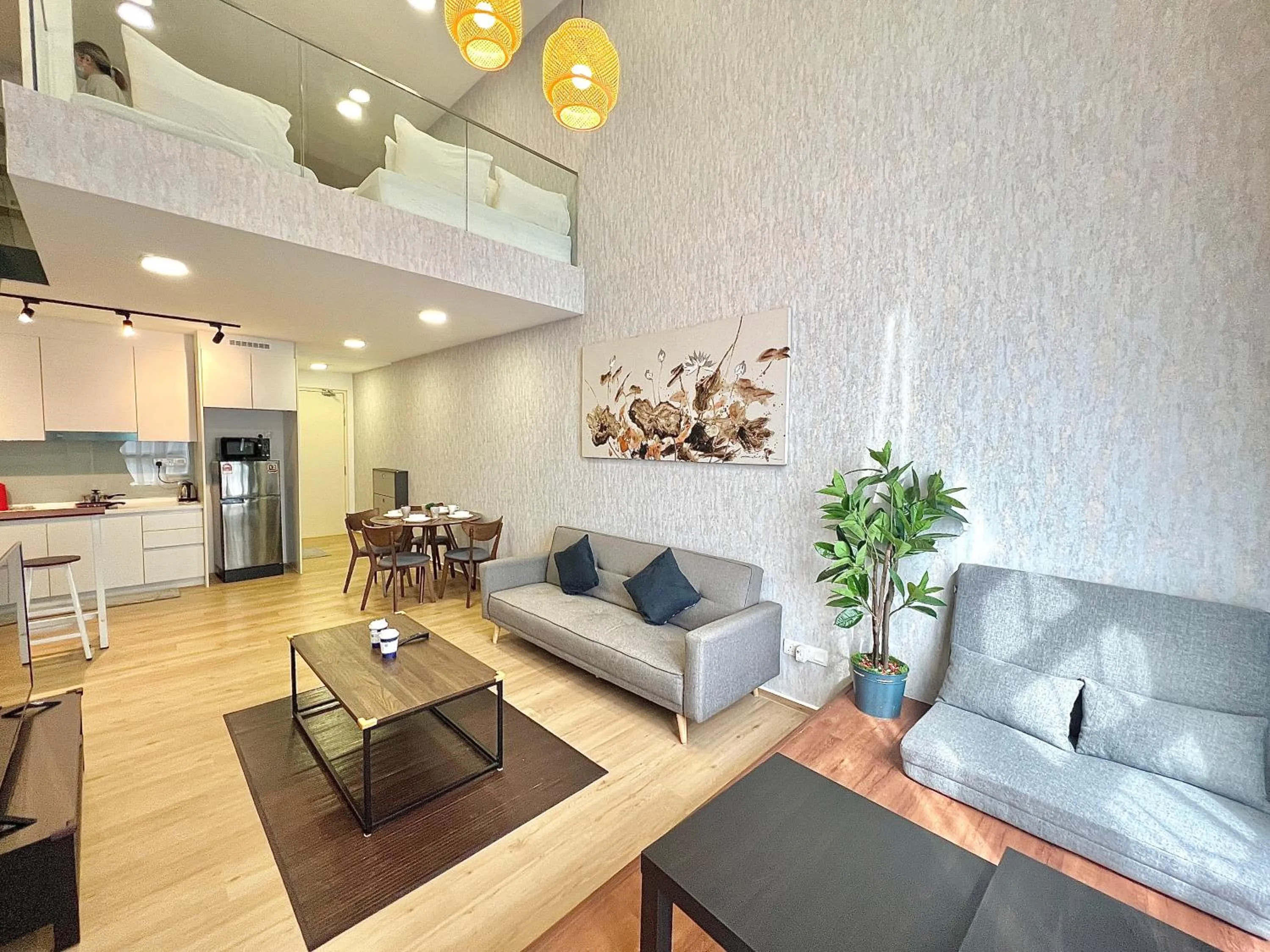 Living room in EkoCheras Suite by MOKA