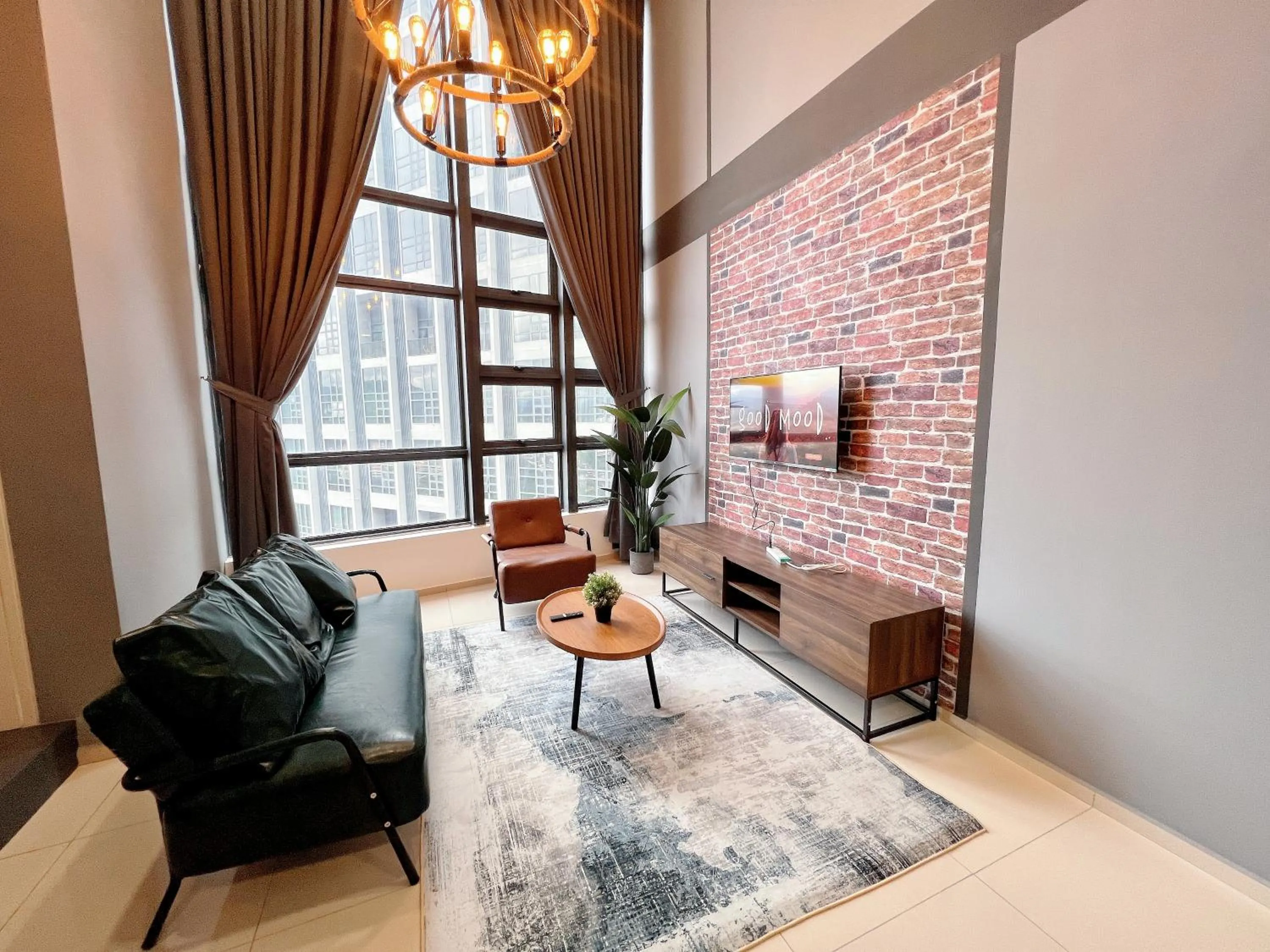 Living room in EkoCheras Suite by MOKA