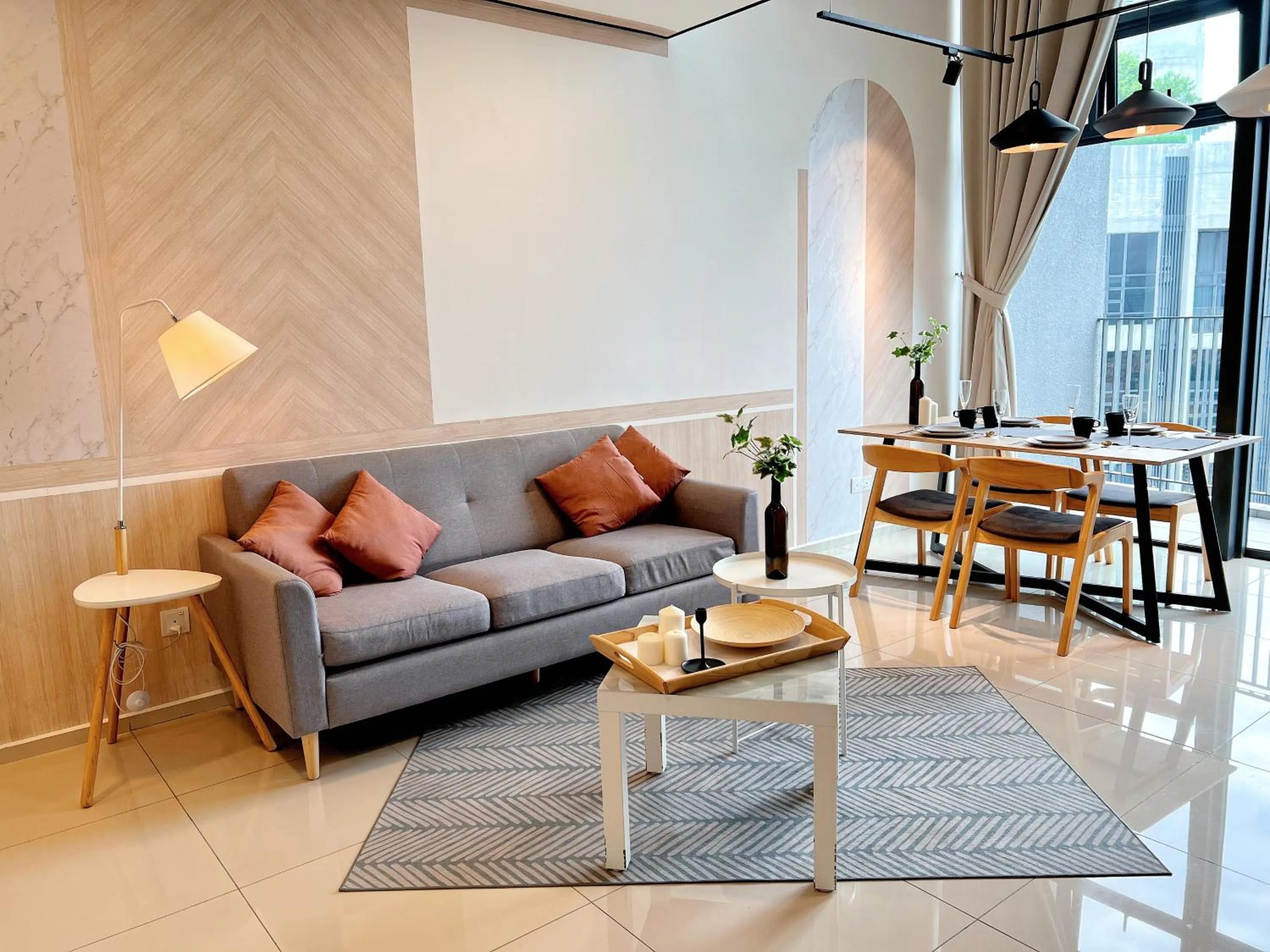 Living room in EkoCheras Suite by MOKA