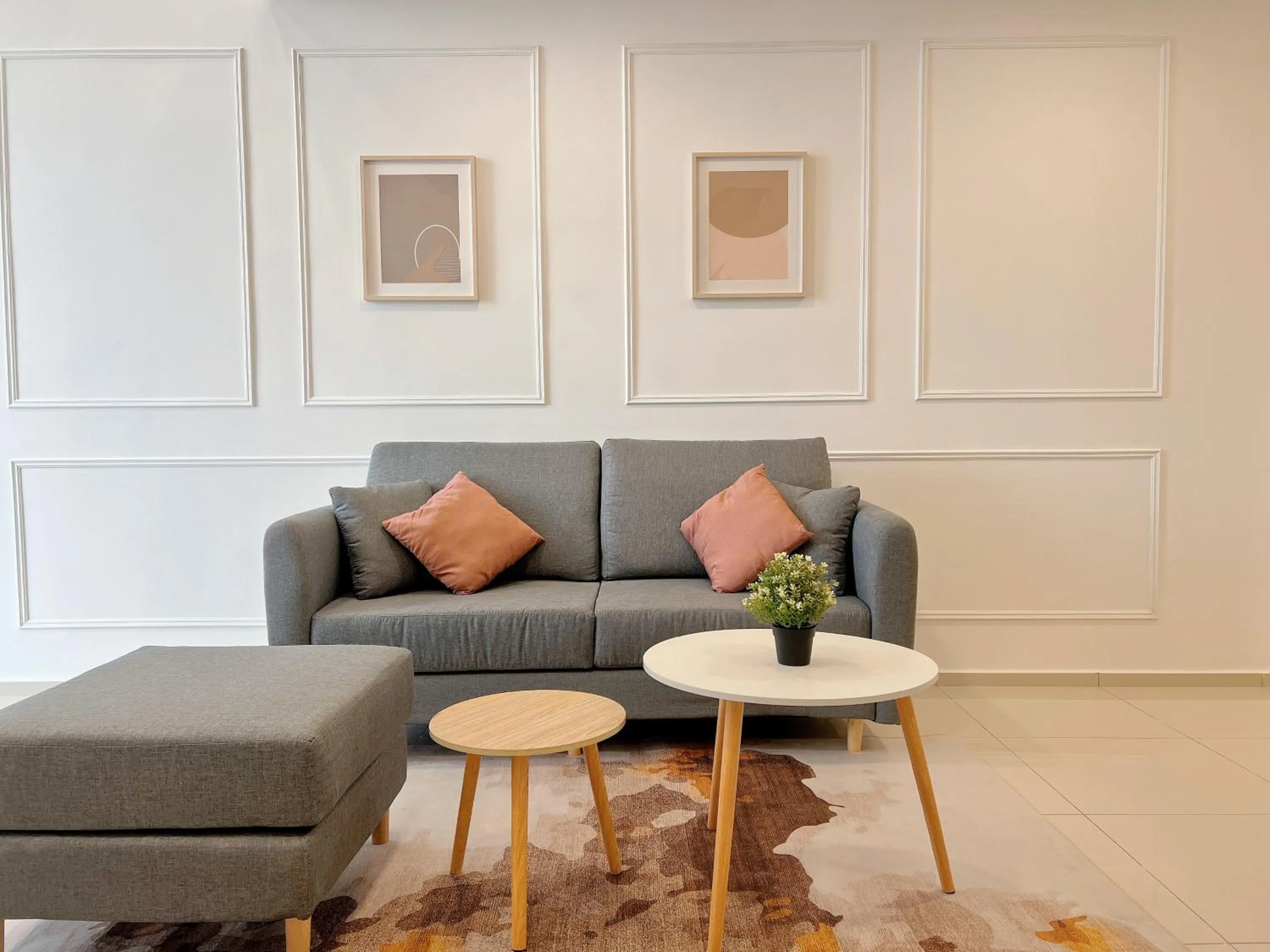 Living room in EkoCheras Suite by MOKA