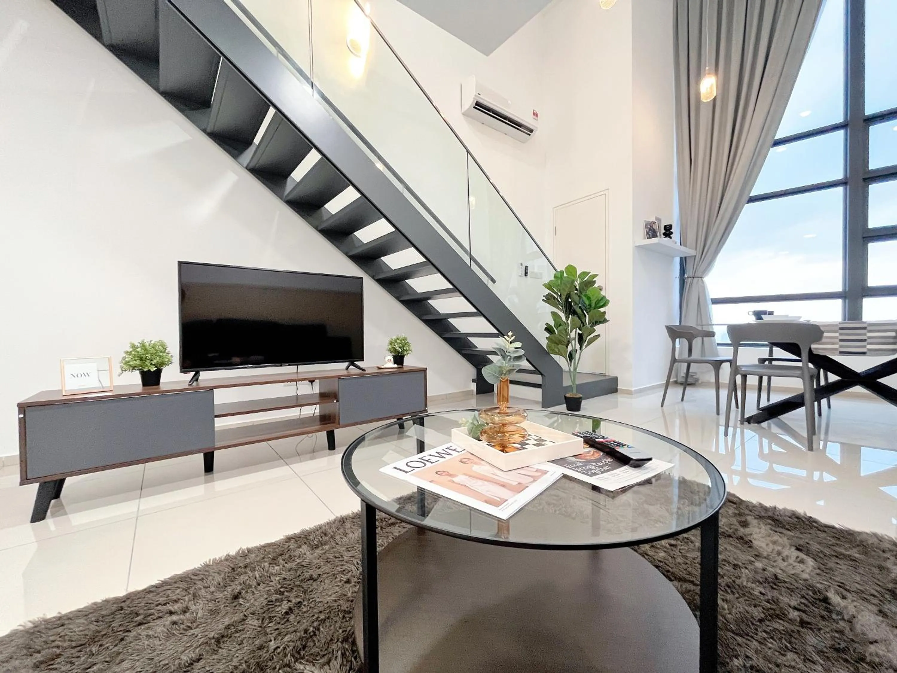 Living room in EkoCheras Suite by MOKA