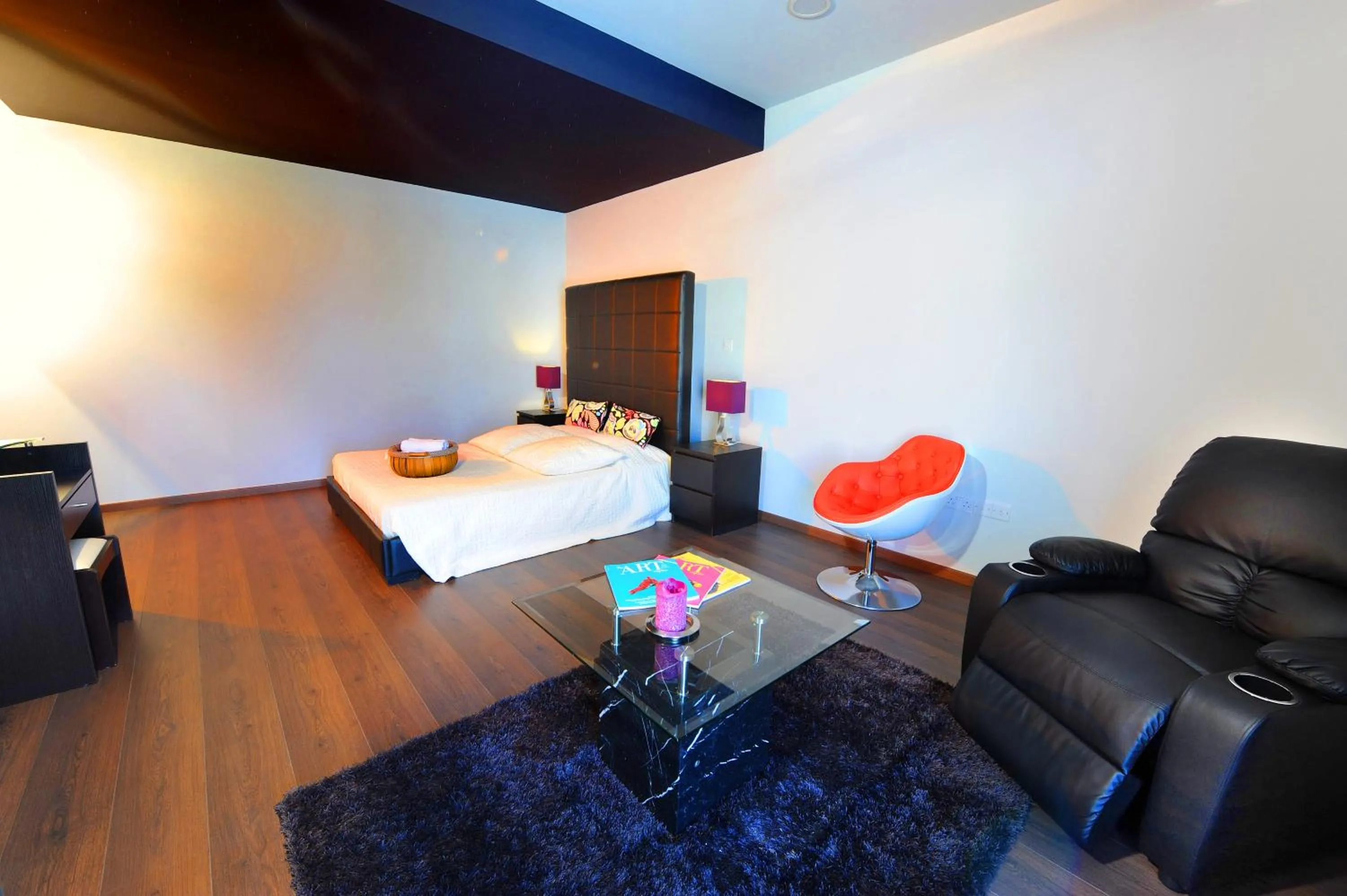 Photo of the whole room in Esperando