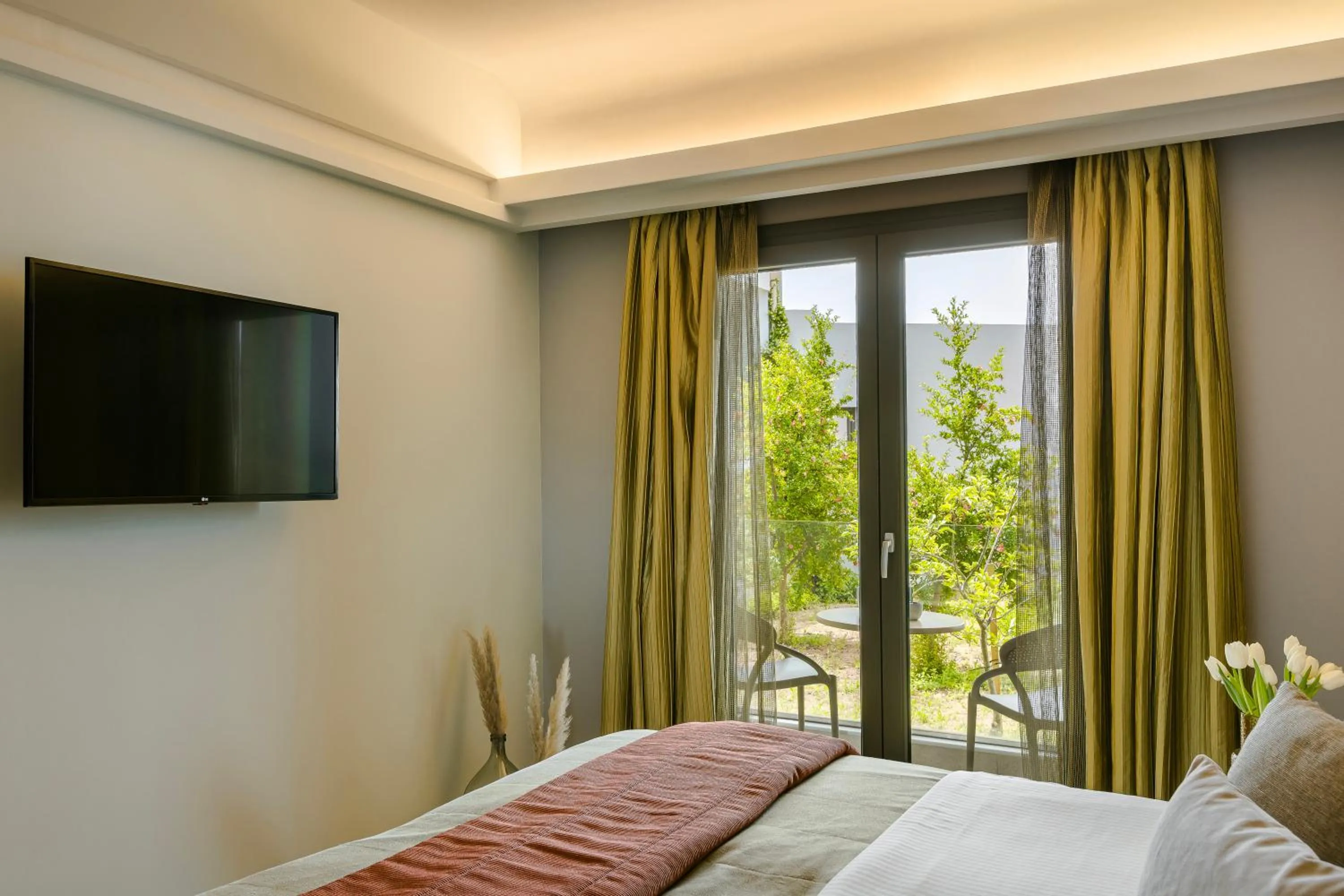 Balcony/Terrace, Bed in Alas Resort & Spa