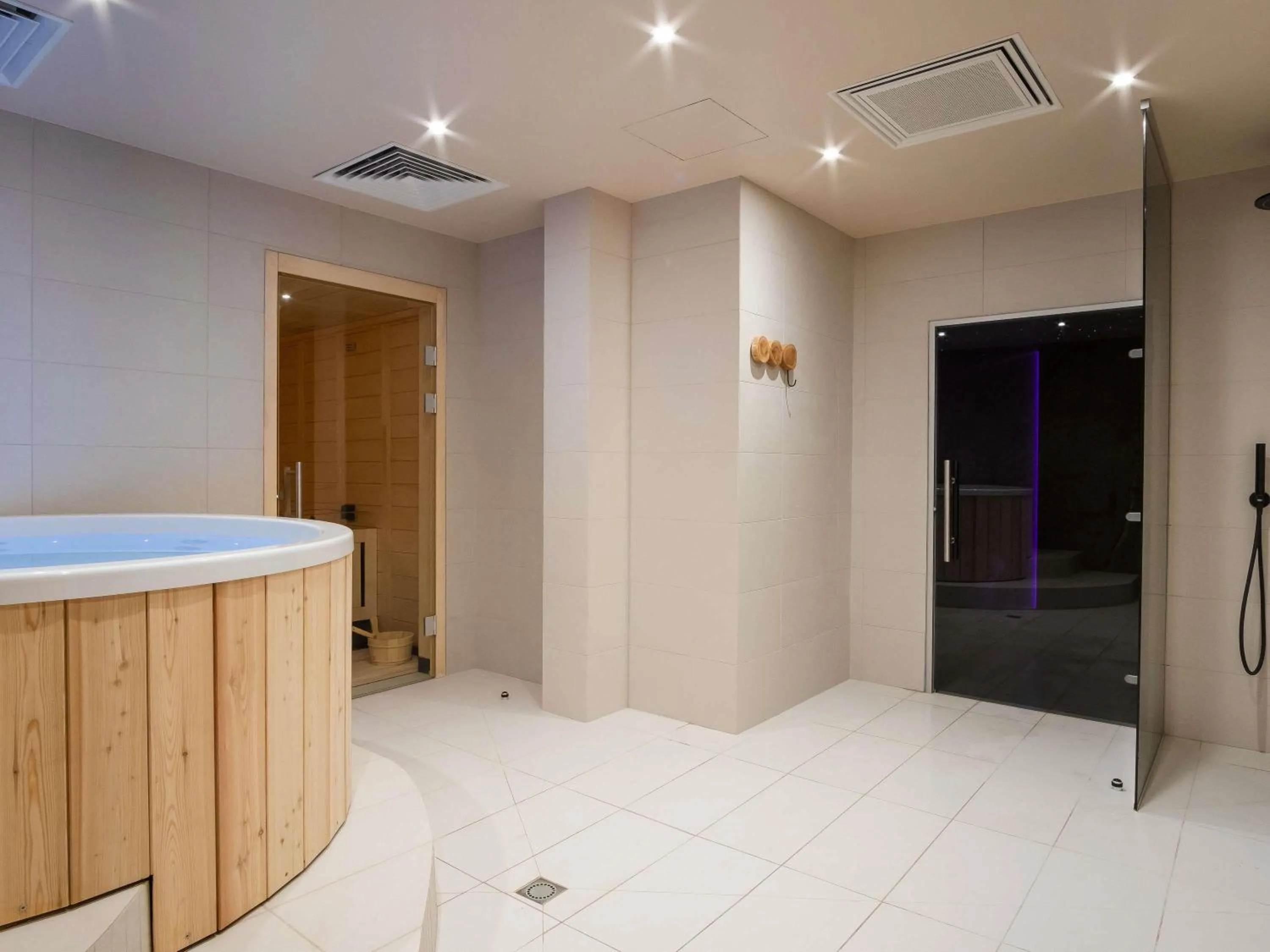 Spa and wellness centre/facilities in Mercure Saint-Lary