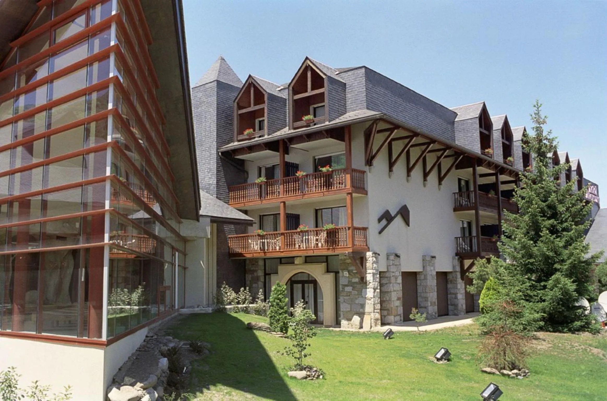 Facade/entrance in Mercure Saint-Lary