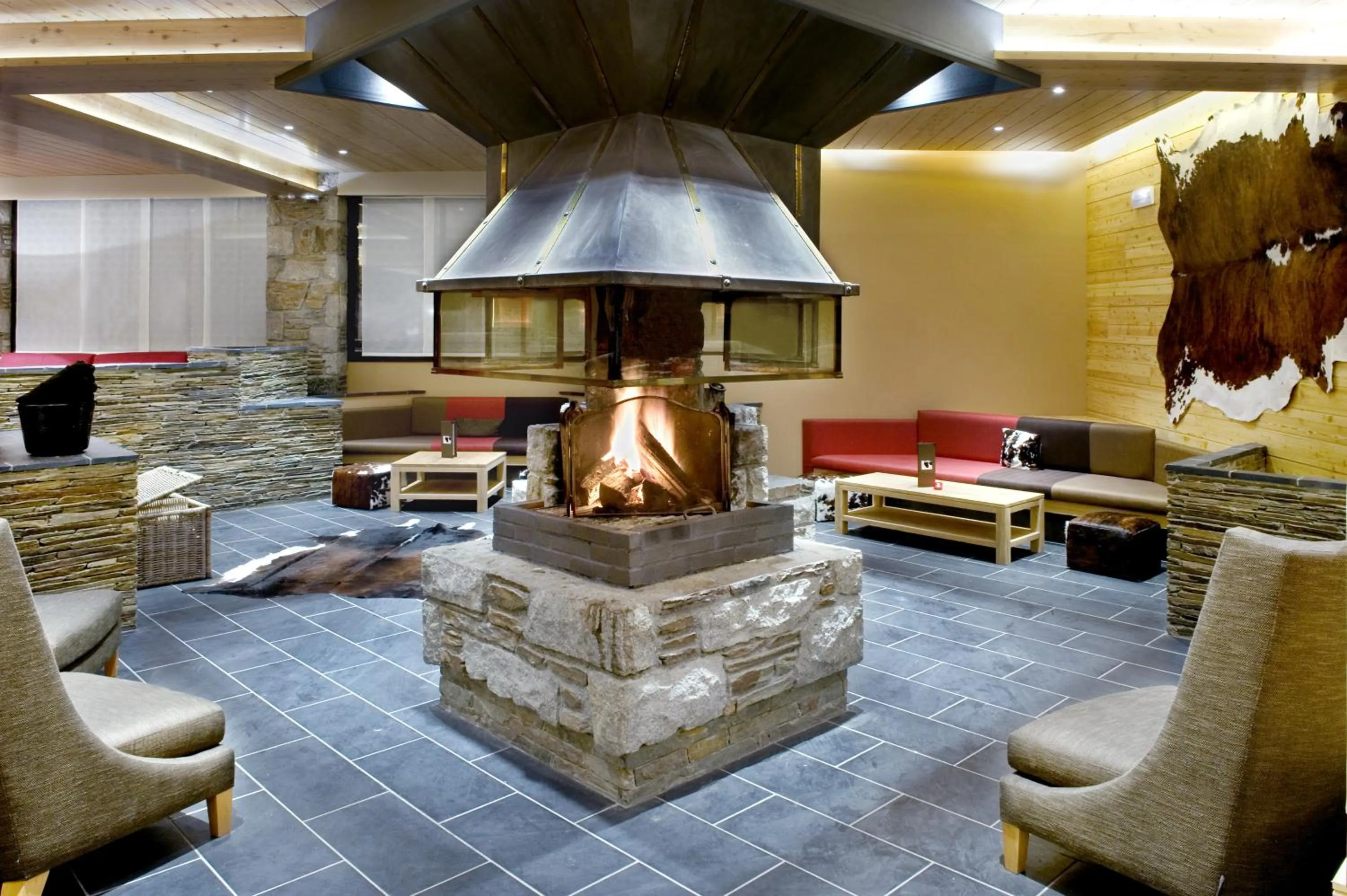 Lounge or bar in Mercure Saint-Lary