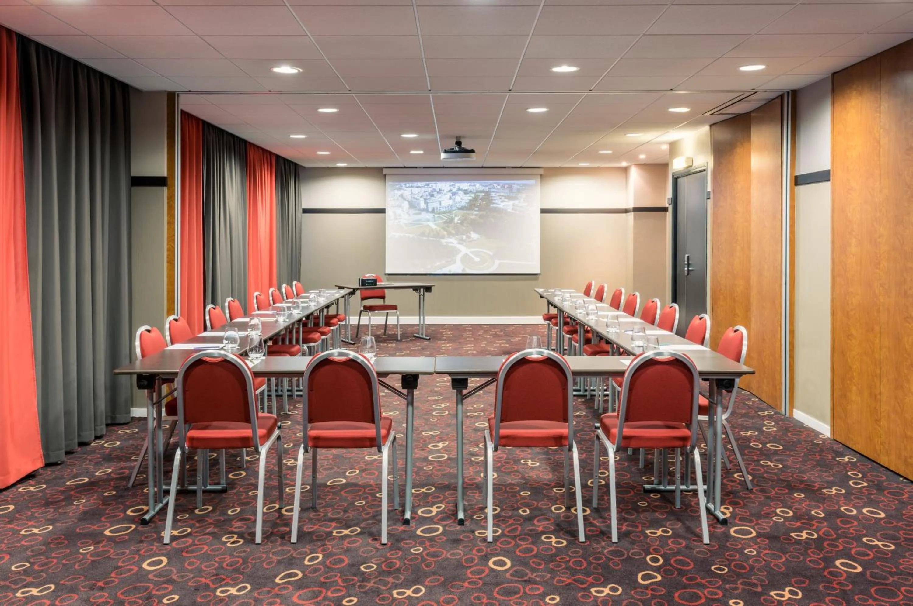 Meeting/conference room in B&B HOTEL Saint-Quentin-en-Yvelines Centre Gare 4 étoiles