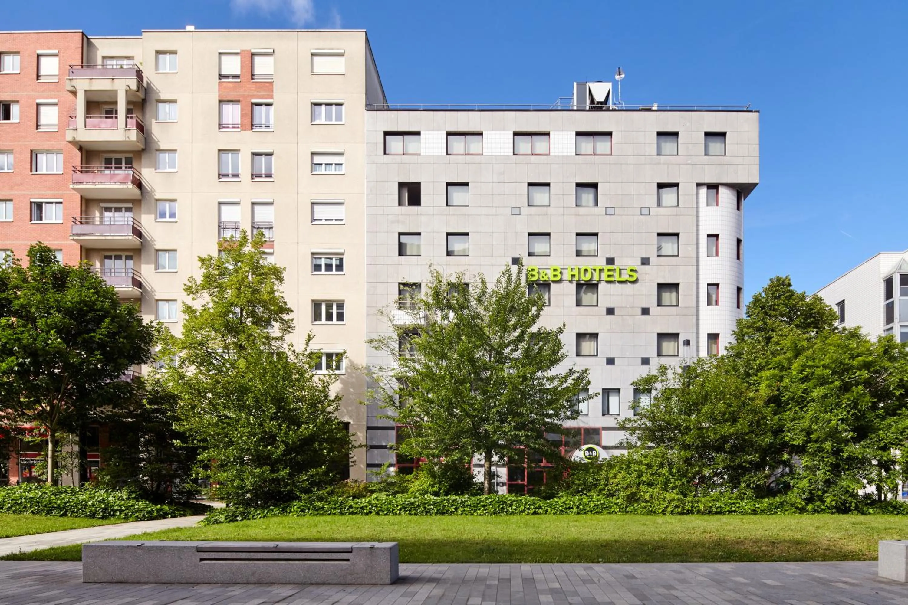 Property building in B&B HOTEL Saint-Quentin-en-Yvelines Centre Gare 4 étoiles