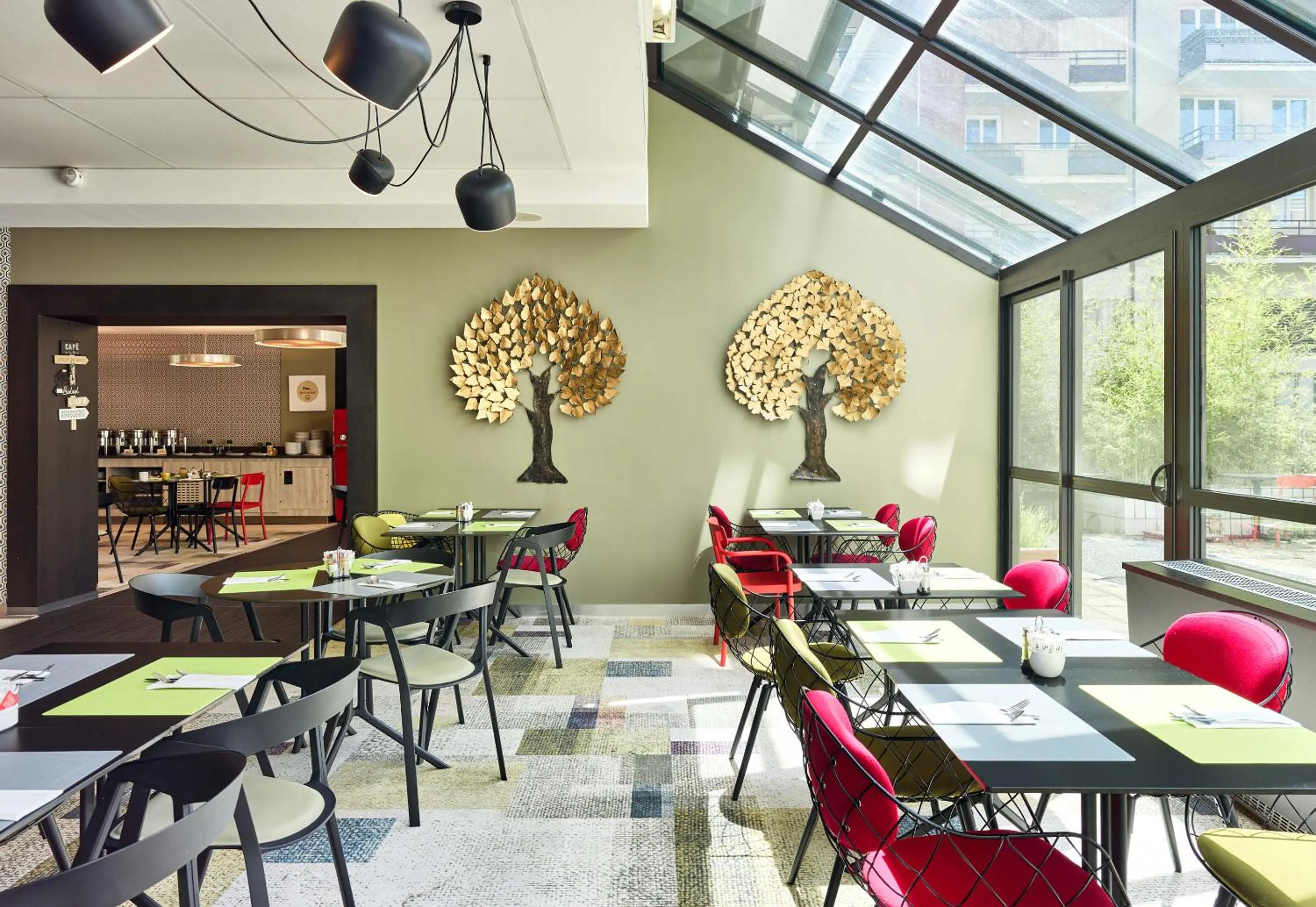 Restaurant/places to eat in B&B HOTEL Saint-Quentin-en-Yvelines Centre Gare 4 étoiles