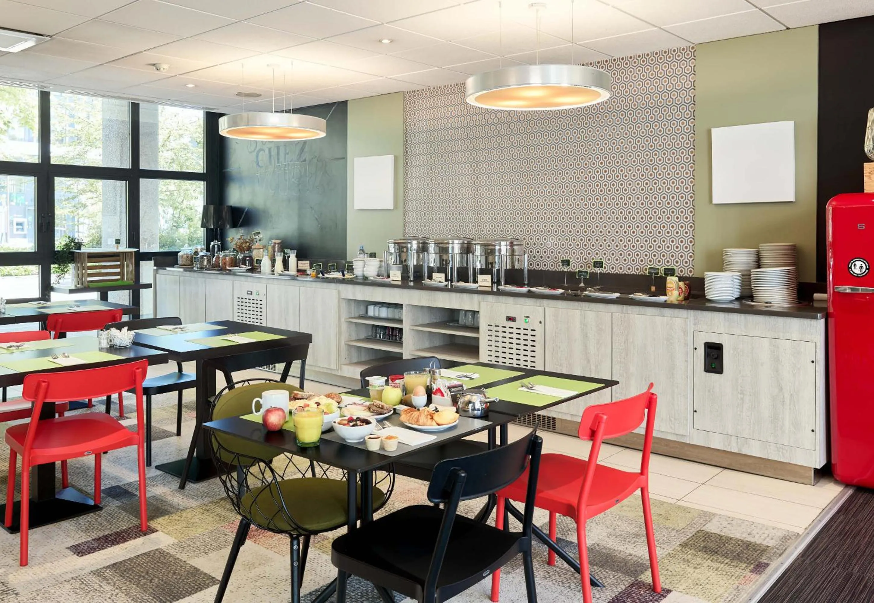 Restaurant/places to eat in B&B HOTEL Saint-Quentin-en-Yvelines Centre Gare 4 étoiles