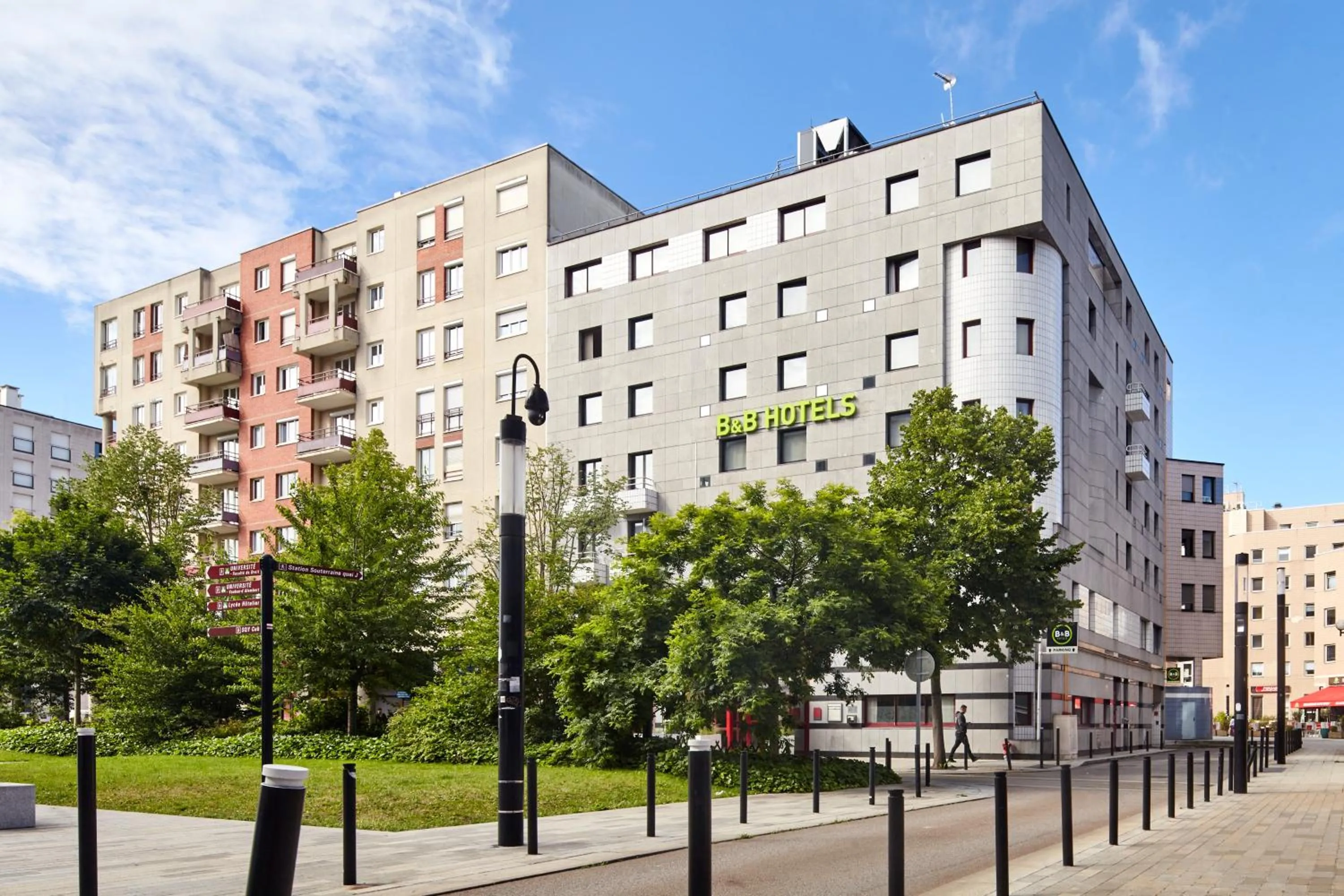 Property building in B&B HOTEL Saint-Quentin-en-Yvelines Centre Gare 4 étoiles