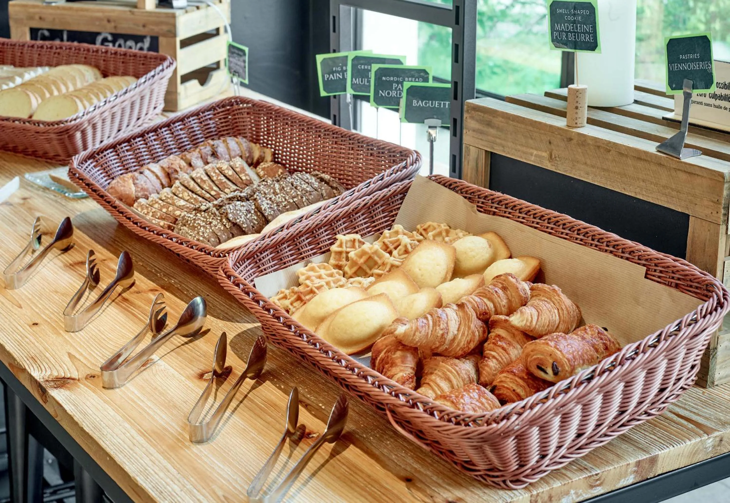 Buffet breakfast in B&B HOTEL Saint-Quentin-en-Yvelines Centre Gare 4 étoiles